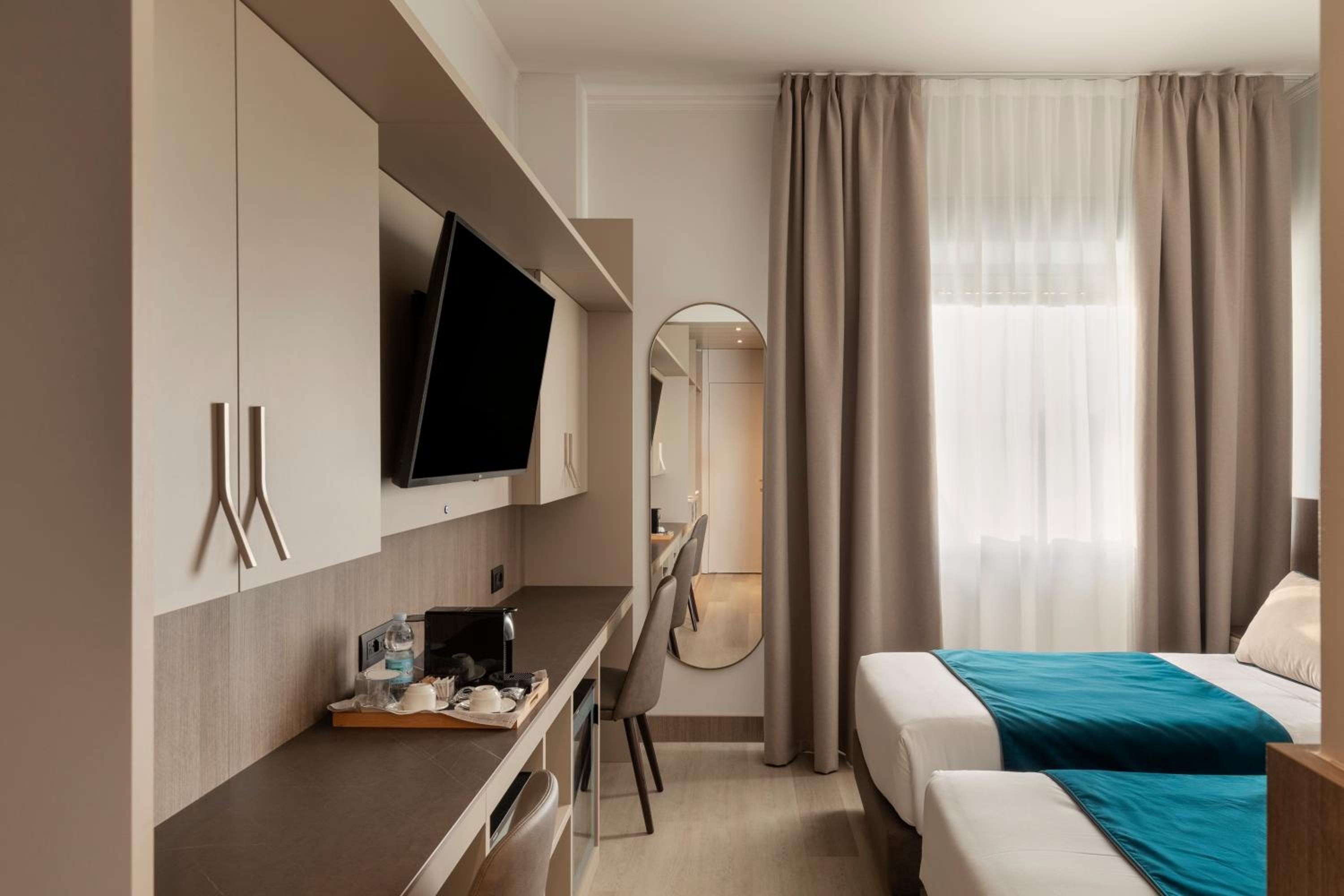 Business Twin Room - Photo 3