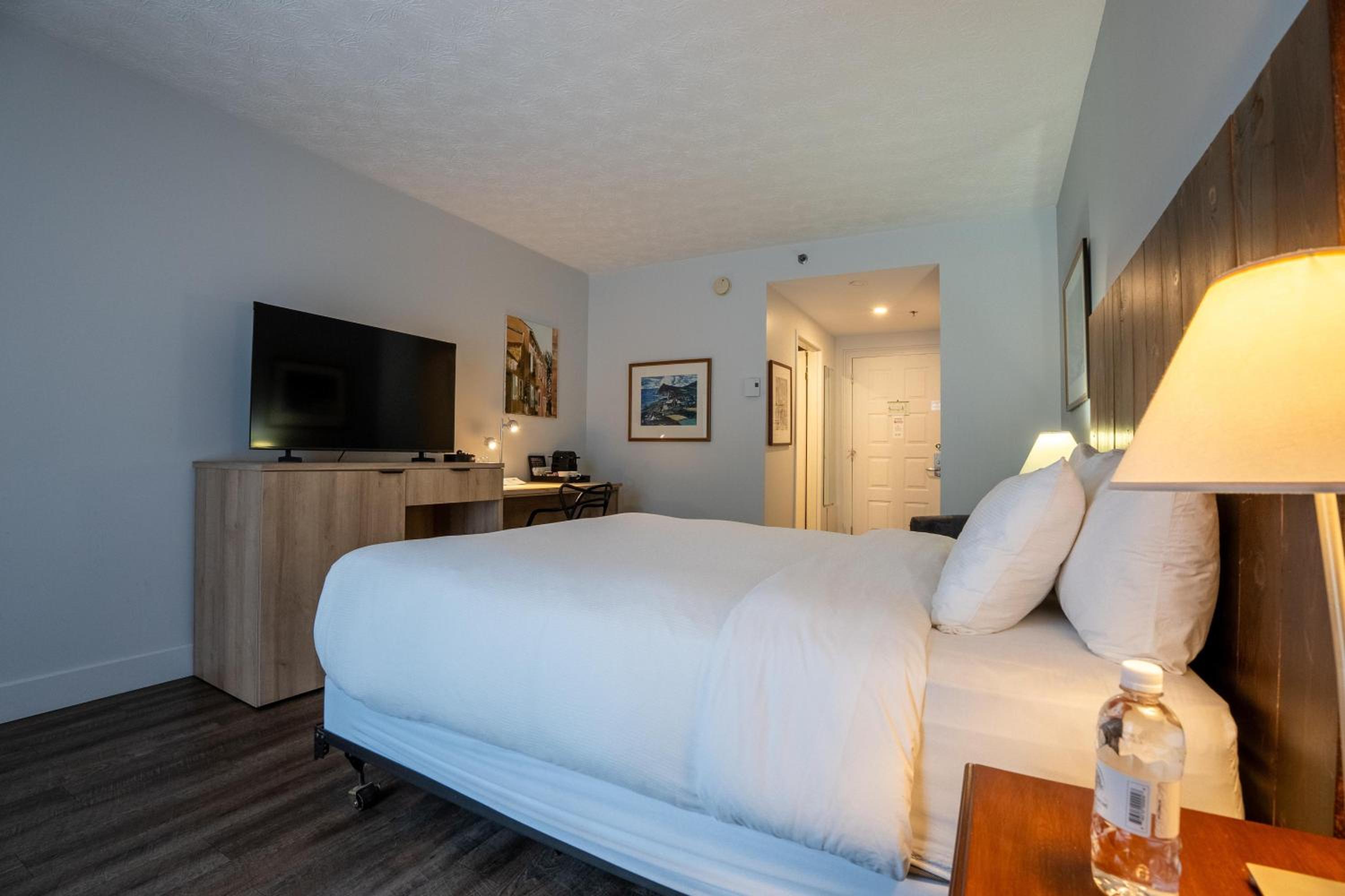 King Room with Roll-in Shower - Disability Access/Non-Smoking