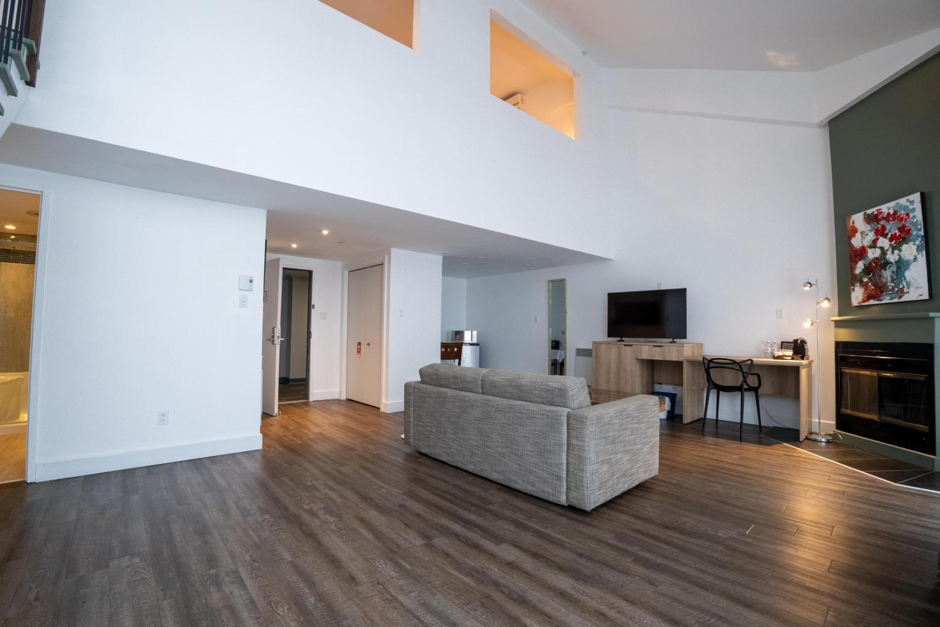 King Suite with Sofa Bed and Balcony - Non-Smoking