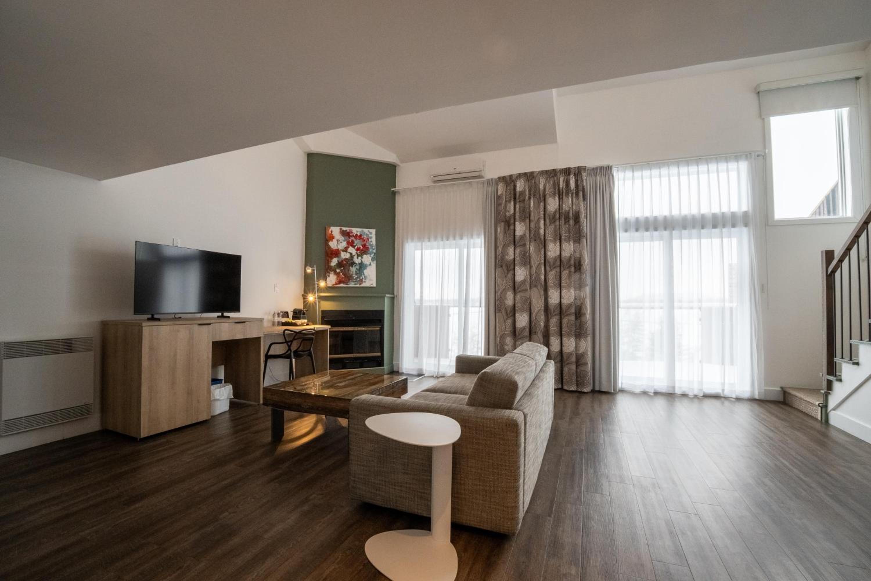 King Suite with Sofa Bed and Balcony - Non-Smoking photo 3