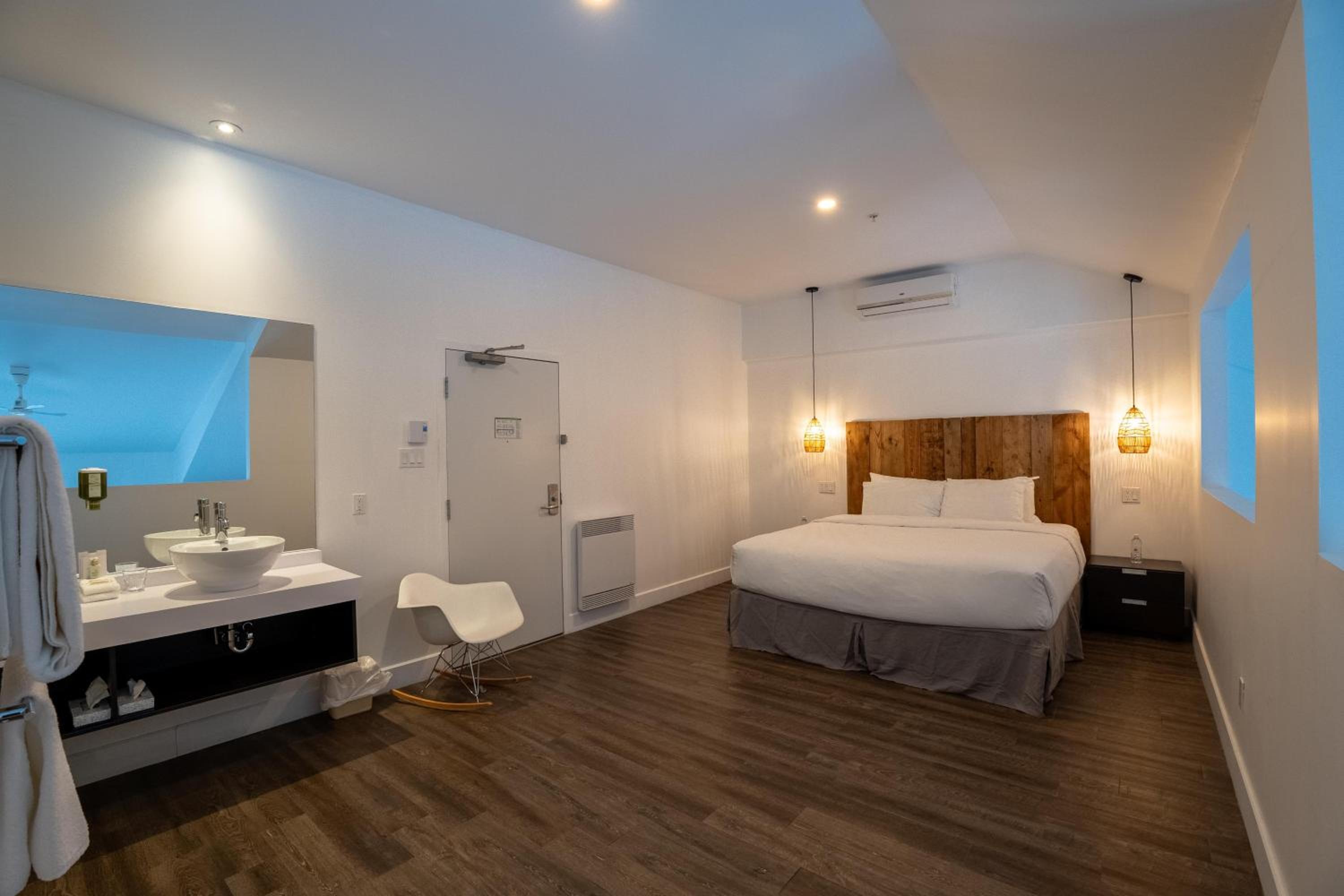 King Suite with Sofa Bed and Balcony - Non-Smoking