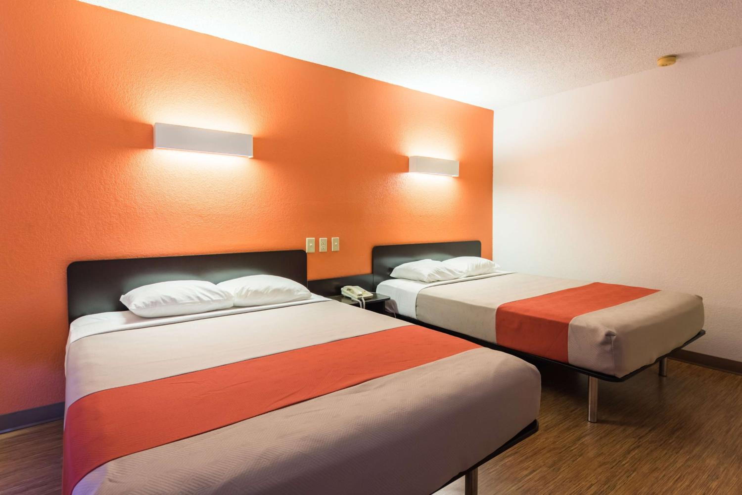 Deluxe Queen Room with Two Queen Beds - Non-Smoking - Photo 4