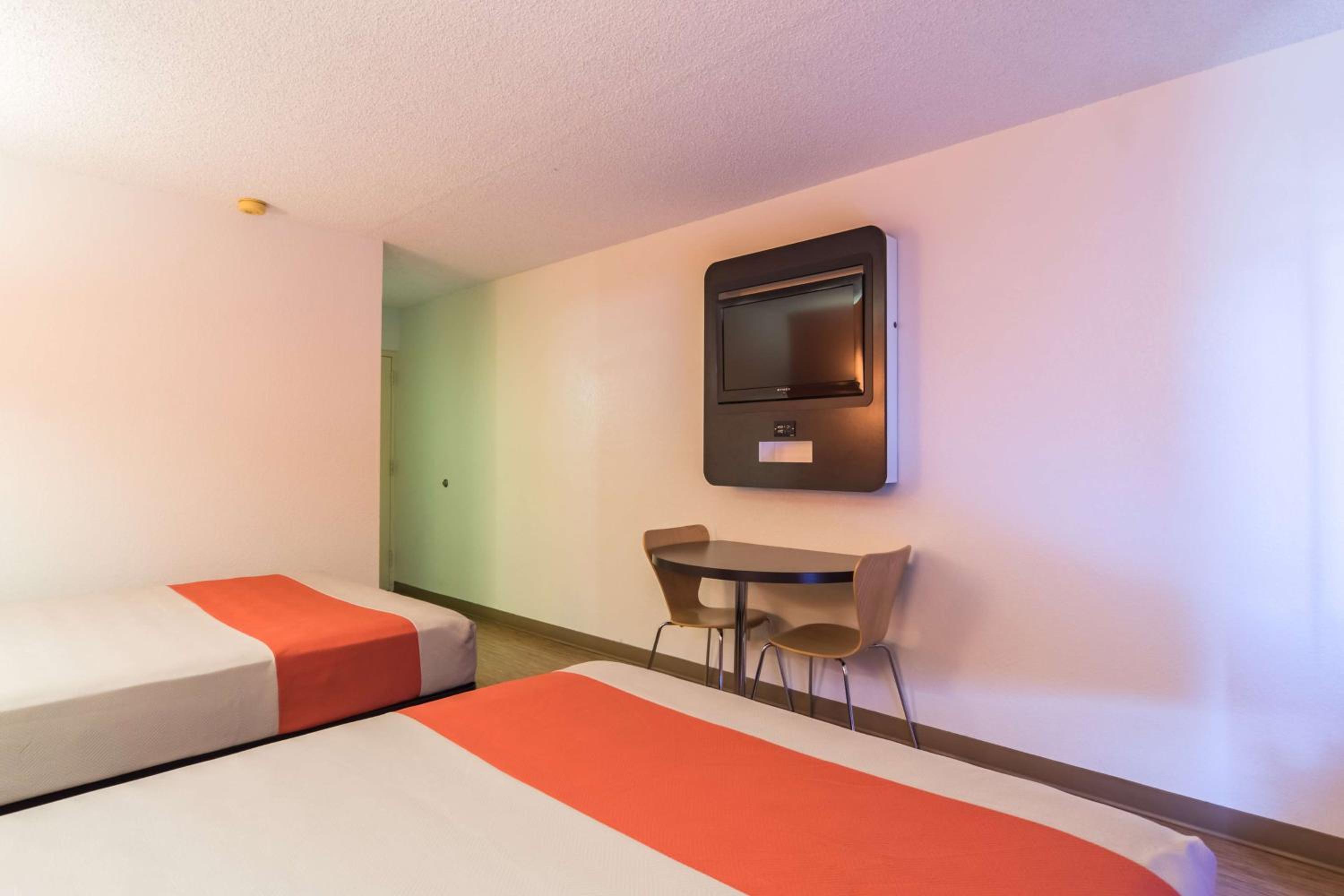 Deluxe Queen Room with Two Queen Beds - Non-Smoking - Photo 2