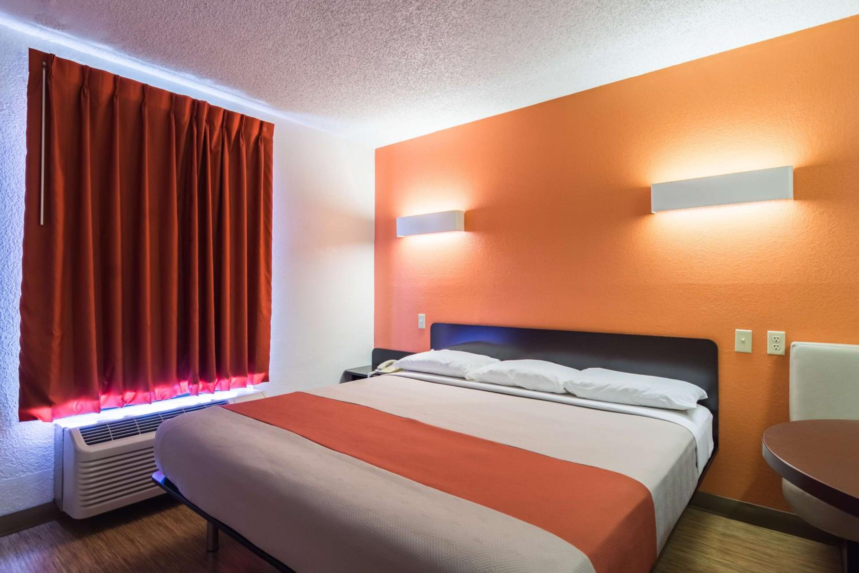 King Room - Non-Smoking - Photo 3