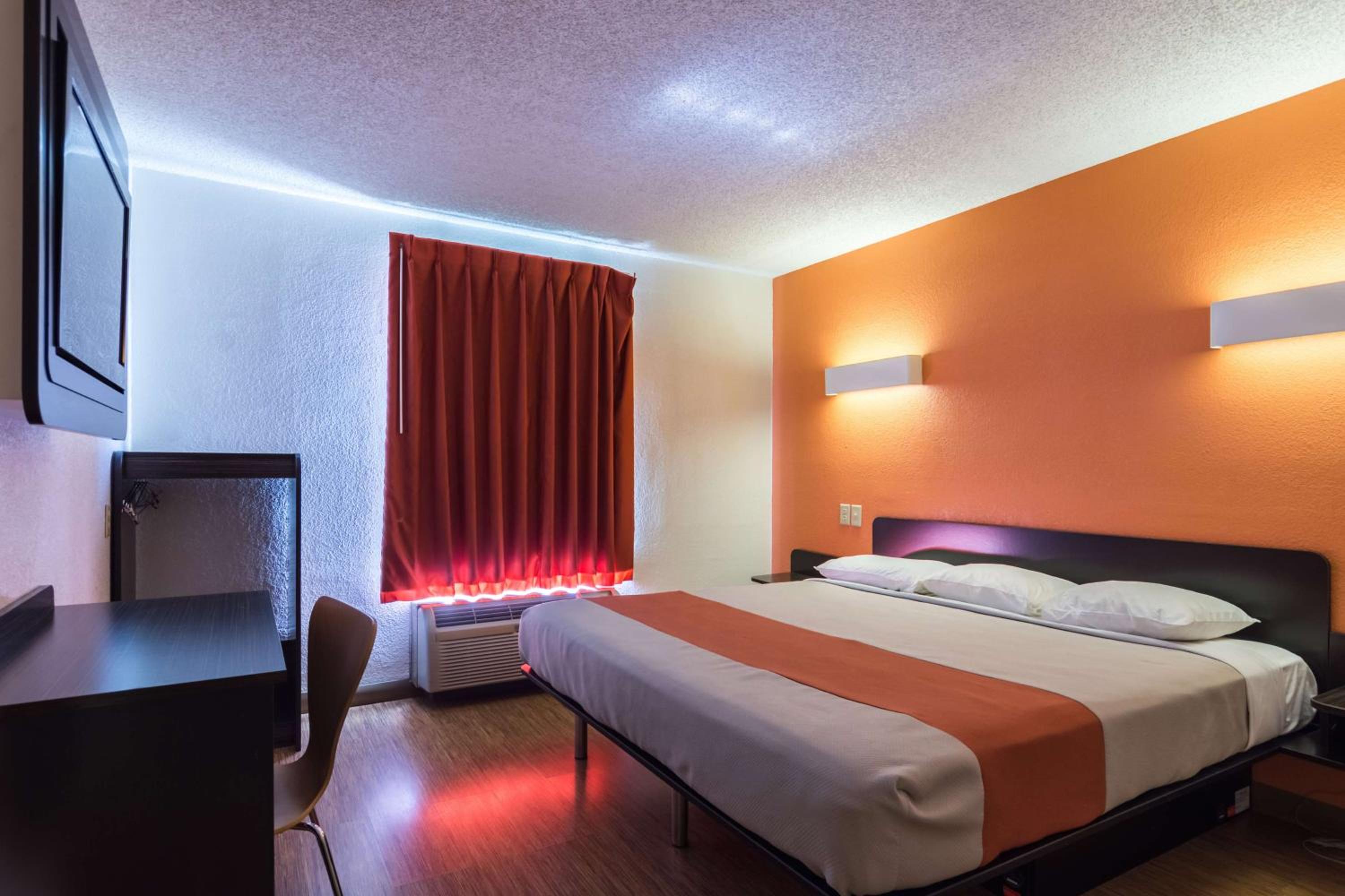 King Room - Non-Smoking - Photo 4