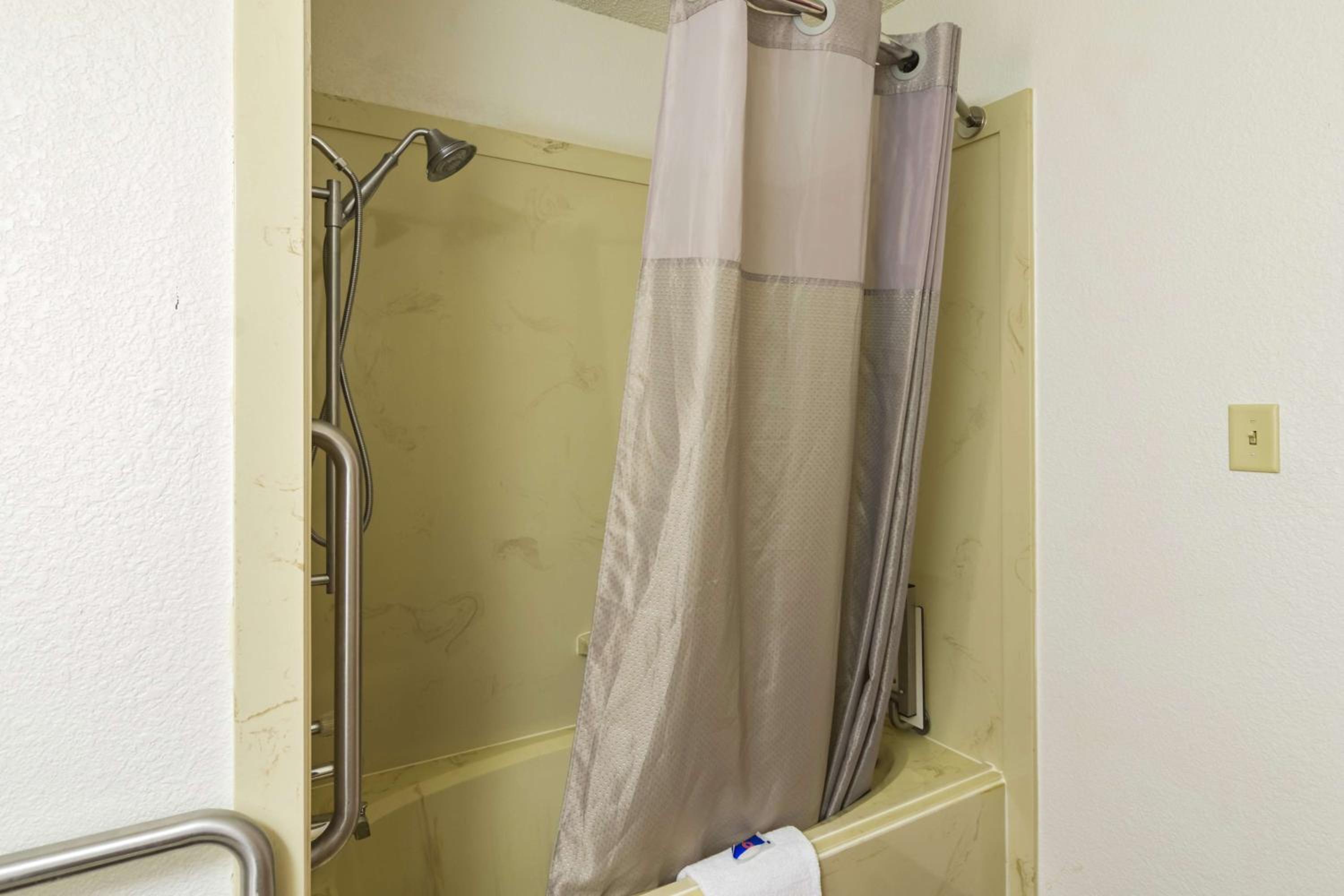 Deluxe Queen Room with Two Queen Beds - Non-Smoking - Photo 5