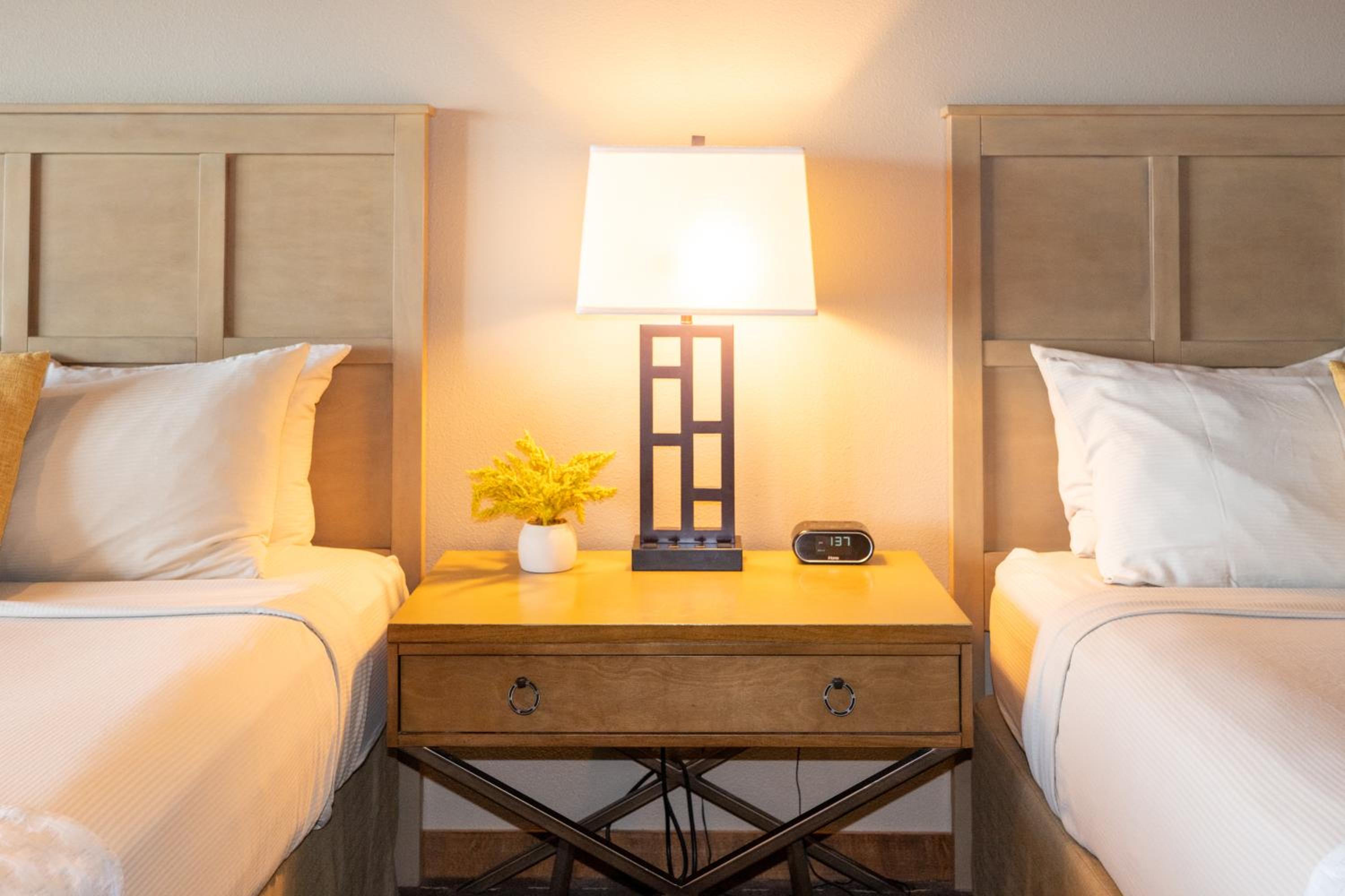 Queen Room with Two Queen Beds - Disability Access photo 3