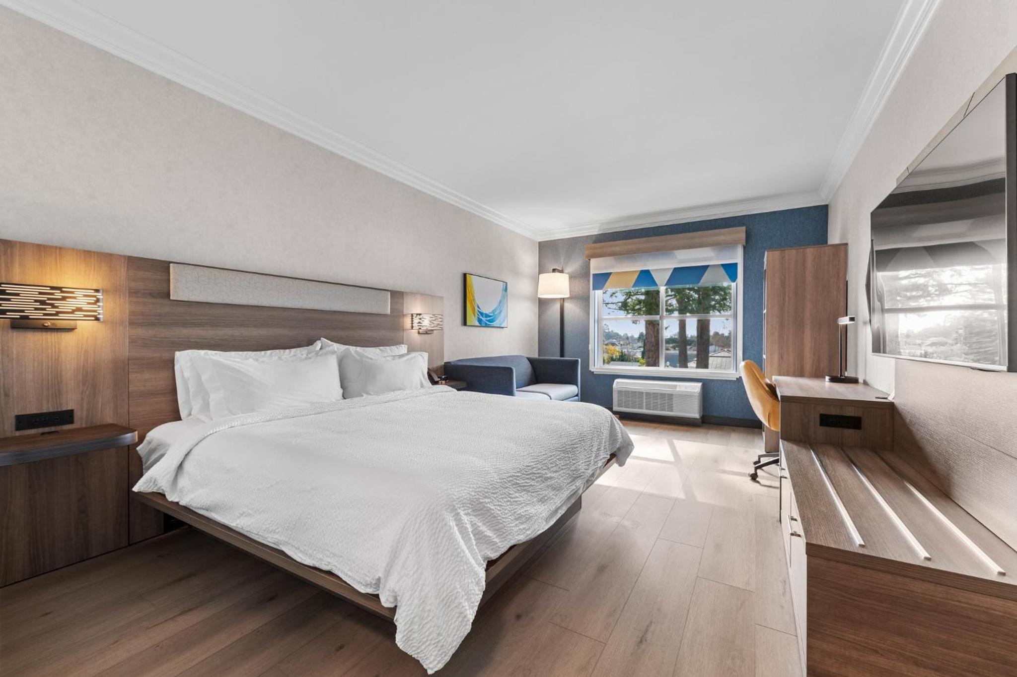Queen Room with Two Queen Beds - Mobility Access Tub/Non-Smoking - Photo 7