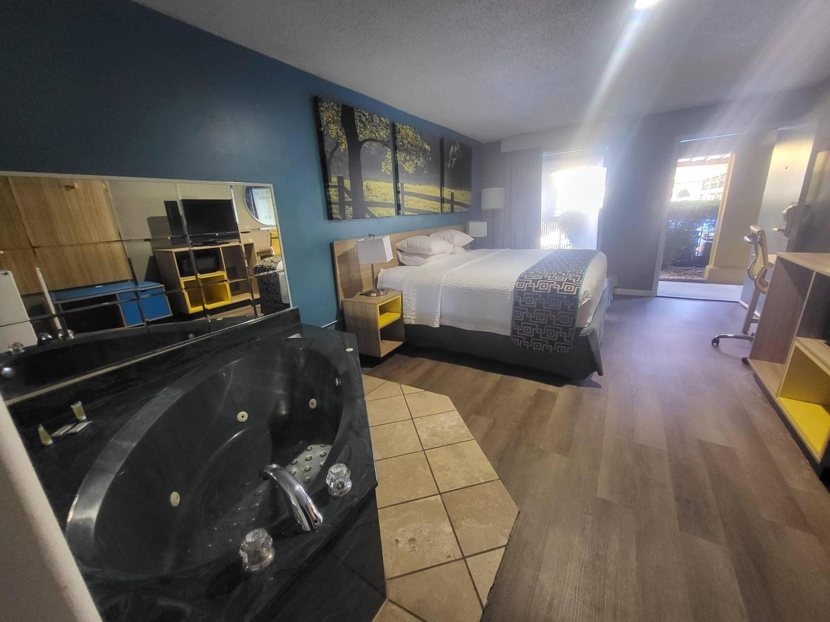 King Room with Whirlpool - Non-smoking photo 3