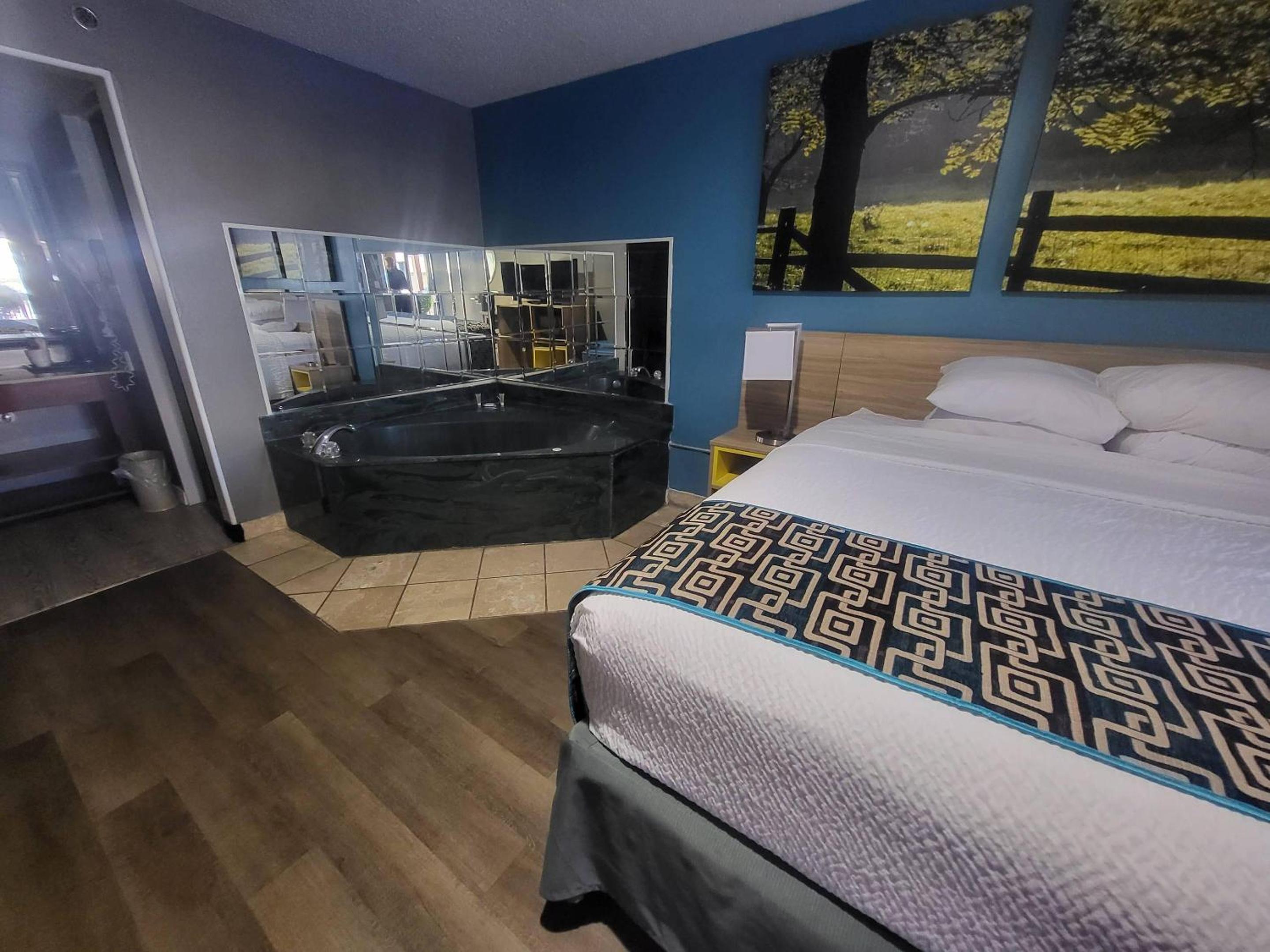 King Room with Whirlpool - Non-smoking photo 2