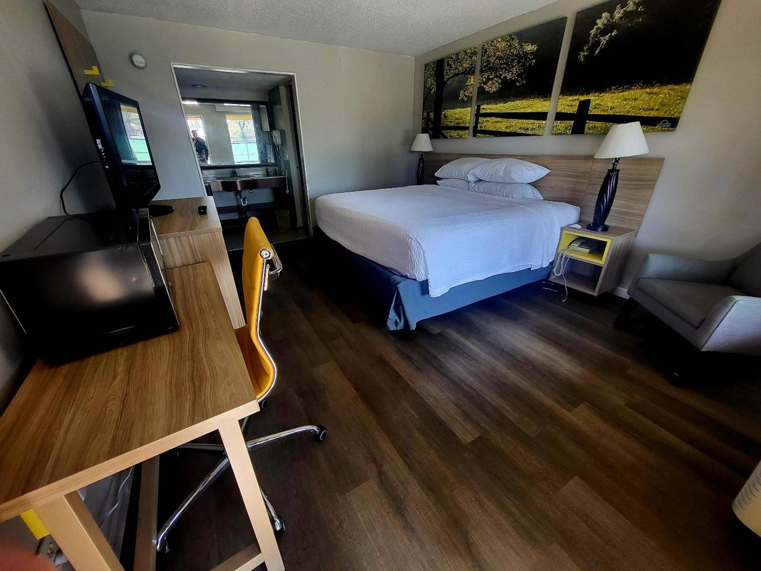 King Room - Non Smoking - Photo 2