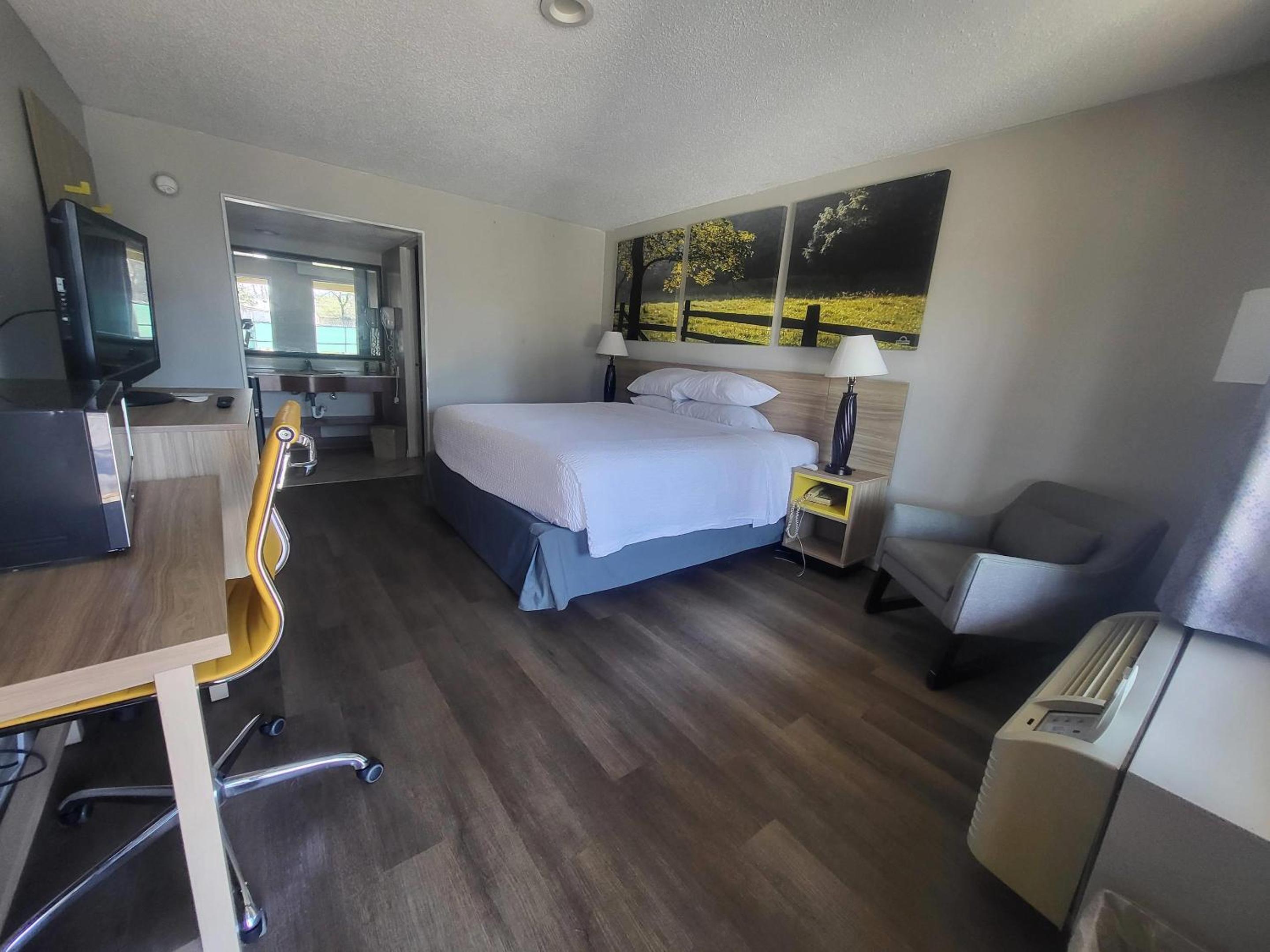 King Room - Non Smoking - Photo 3