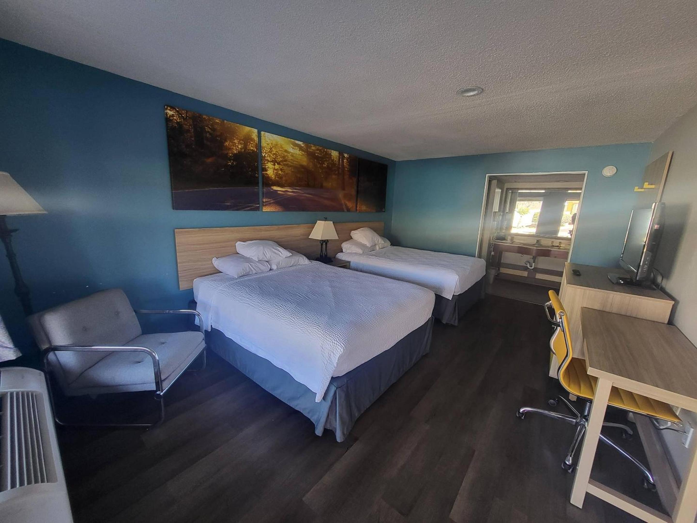 Quadruple Room with Two Queen Beds - Non Smoking - Photo 2