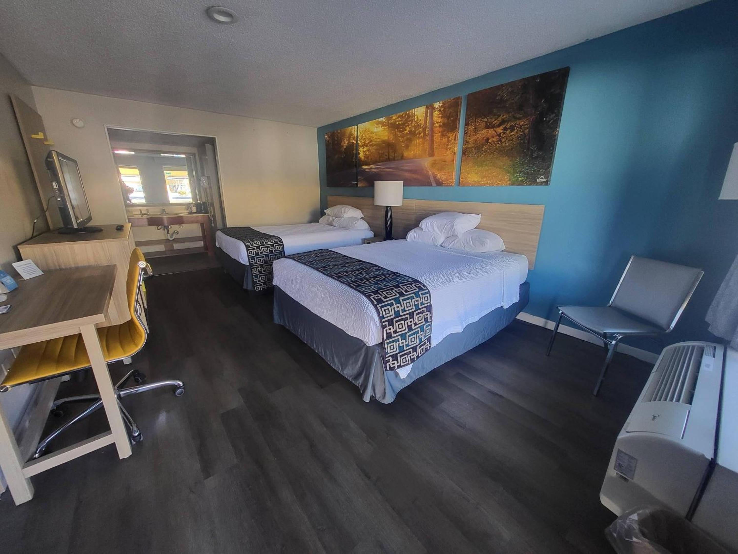 Quadruple Room with Two Queen Beds - Non Smoking - Photo 3