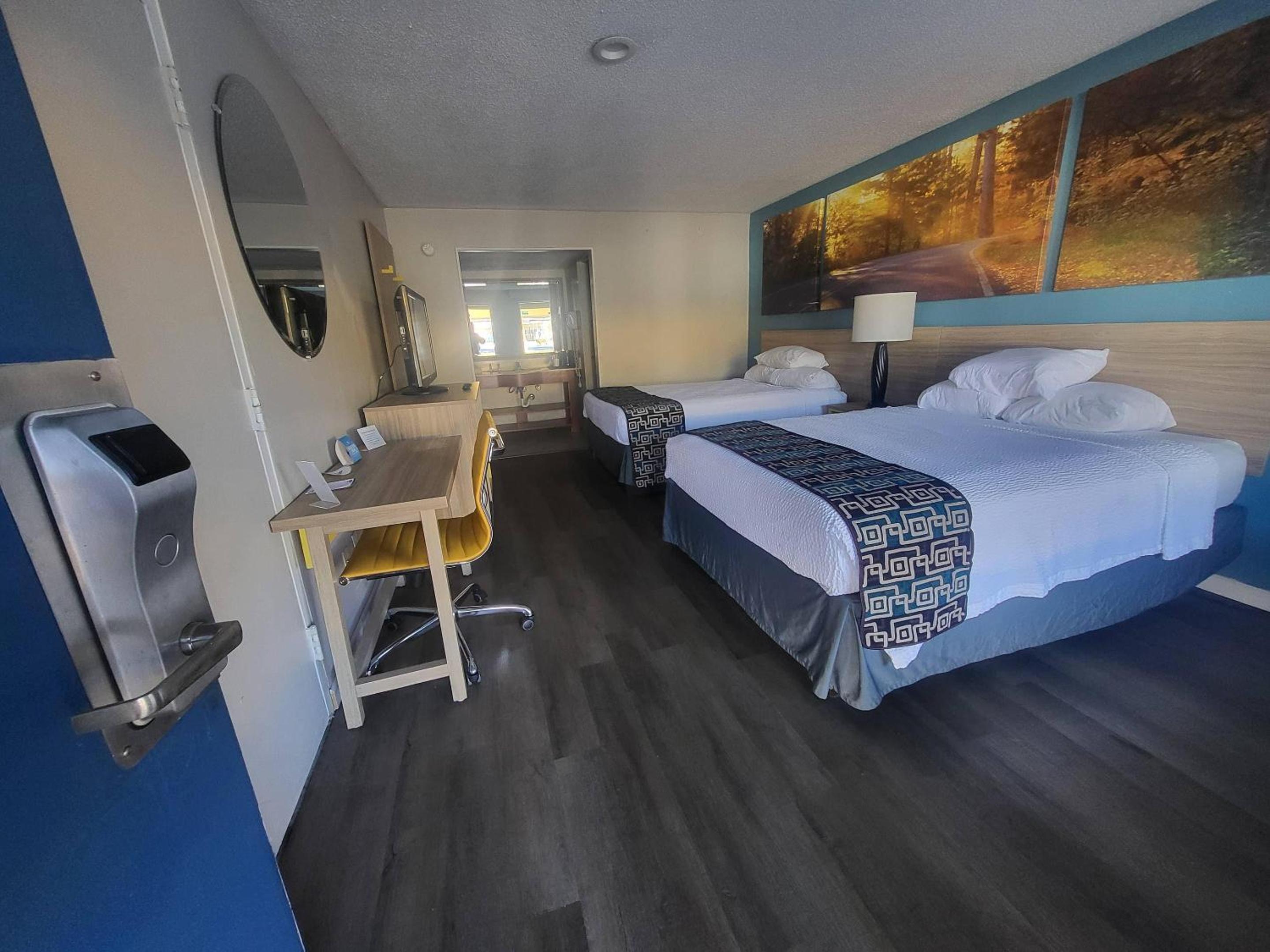 Quadruple Room with Two Queen Beds - Non Smoking - Photo 4