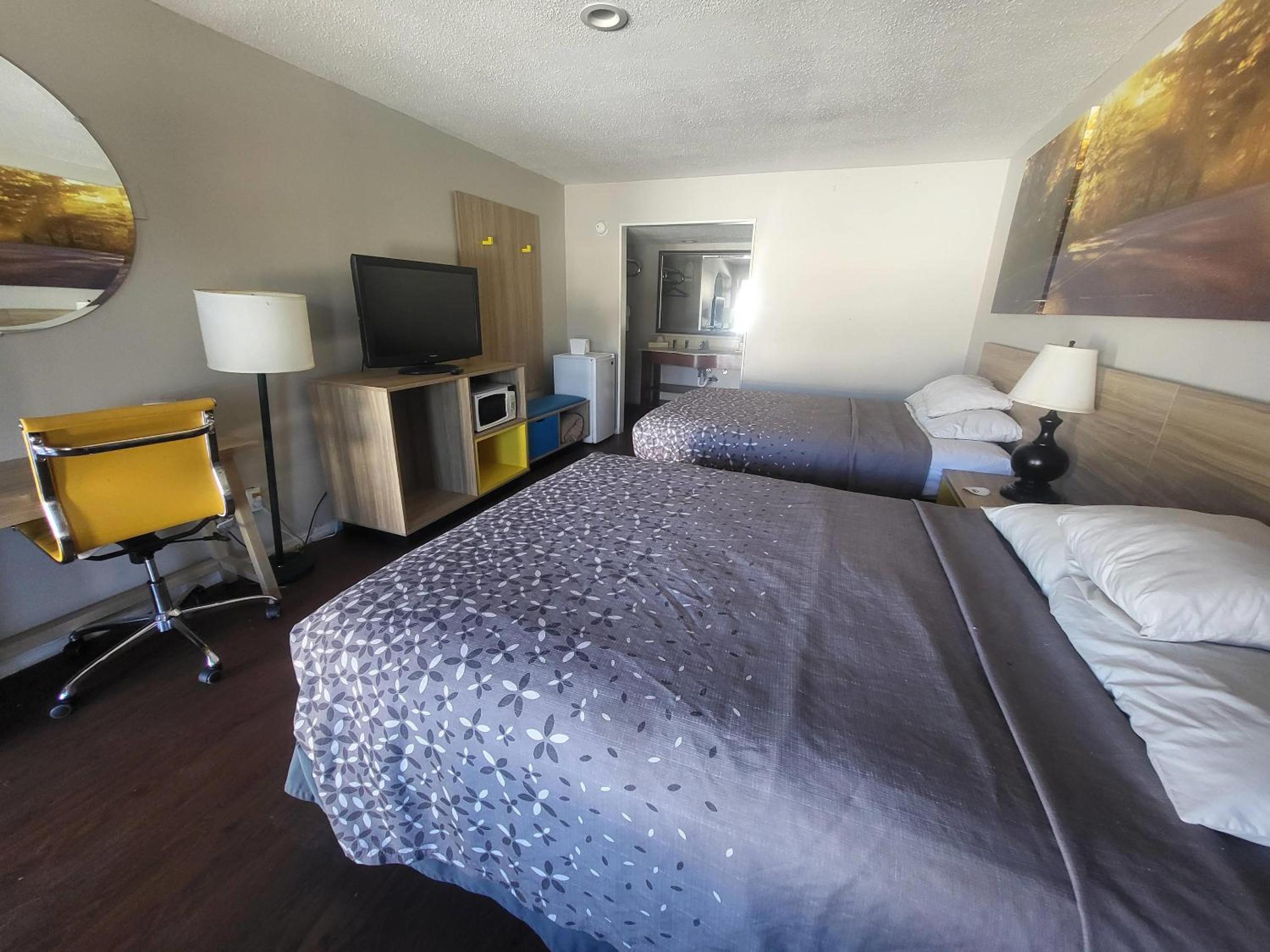 Quadruple Room with Two Queen Beds - Non Smoking - Photo 6