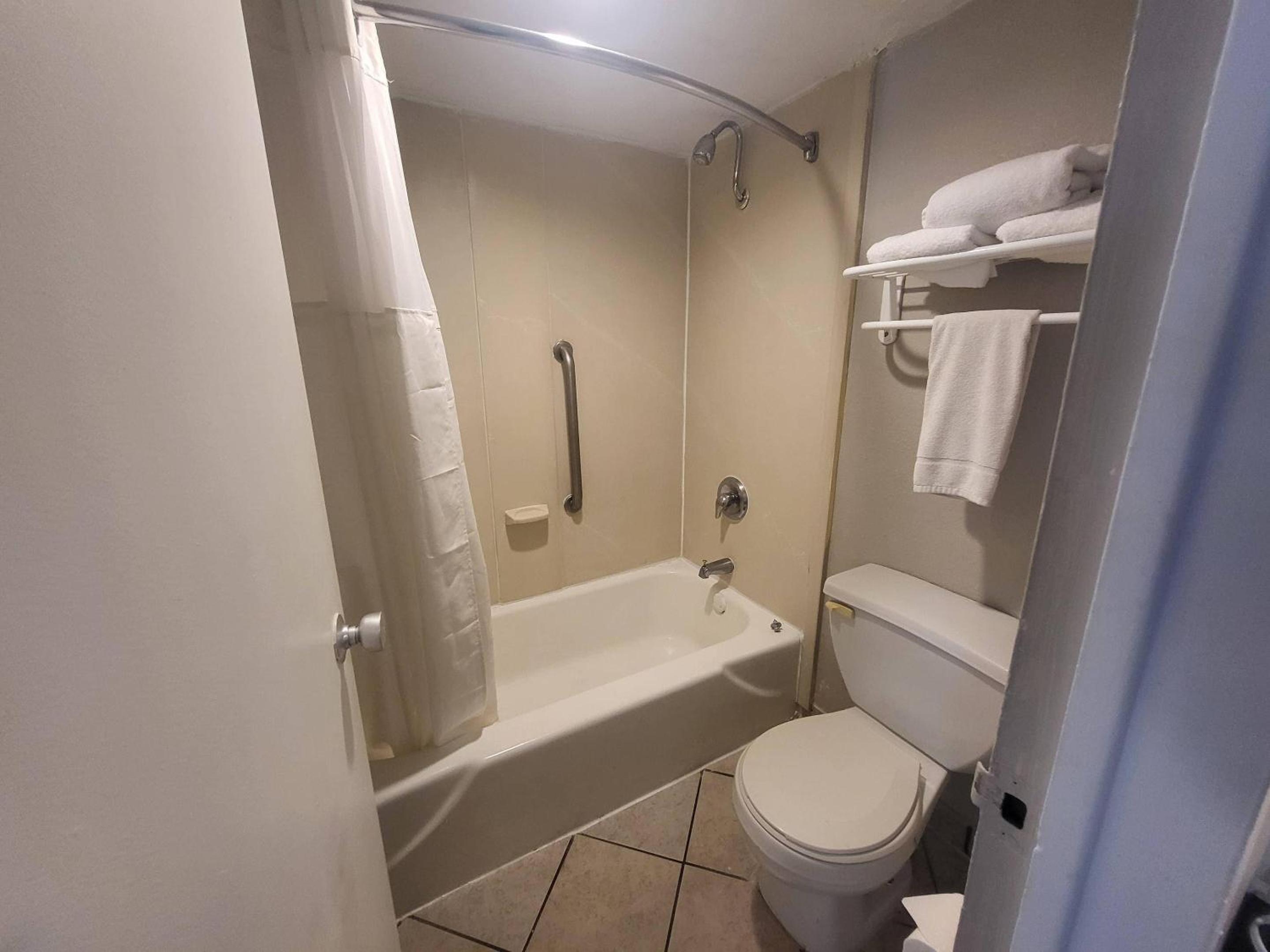 King Room - Non Smoking - Photo 8