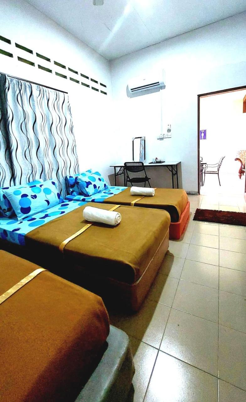 Basic Triple Room with Shared Bathroom photo 2
