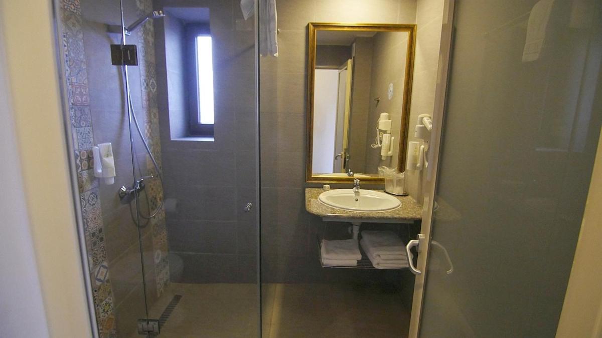 Twin Room - Photo 3