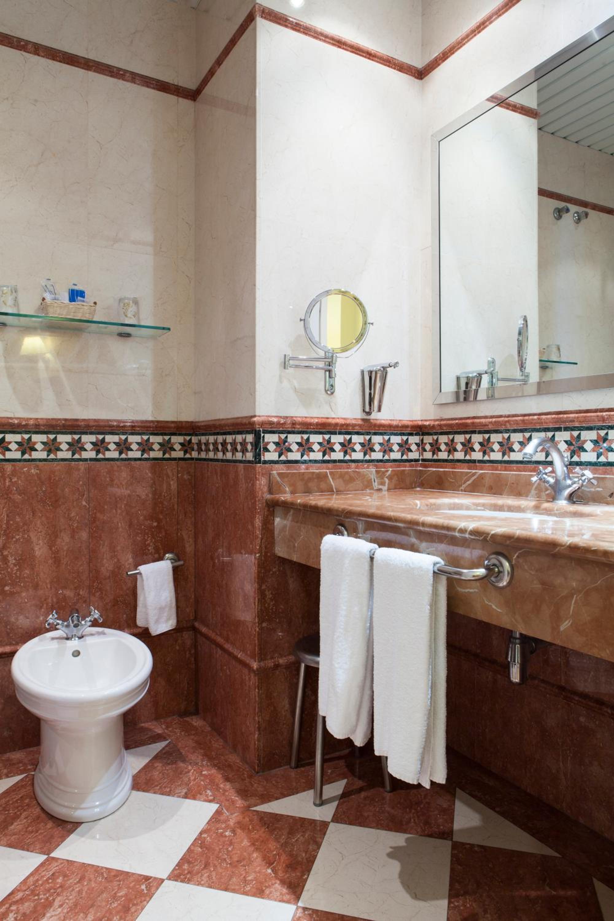 Double or Twin Room - Photo 8