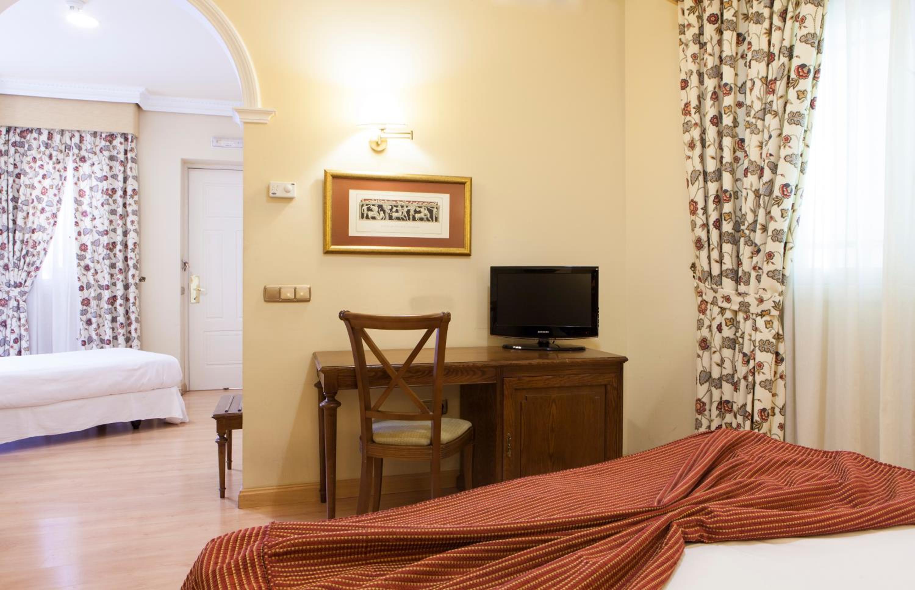 Double or Twin Room - Photo 2