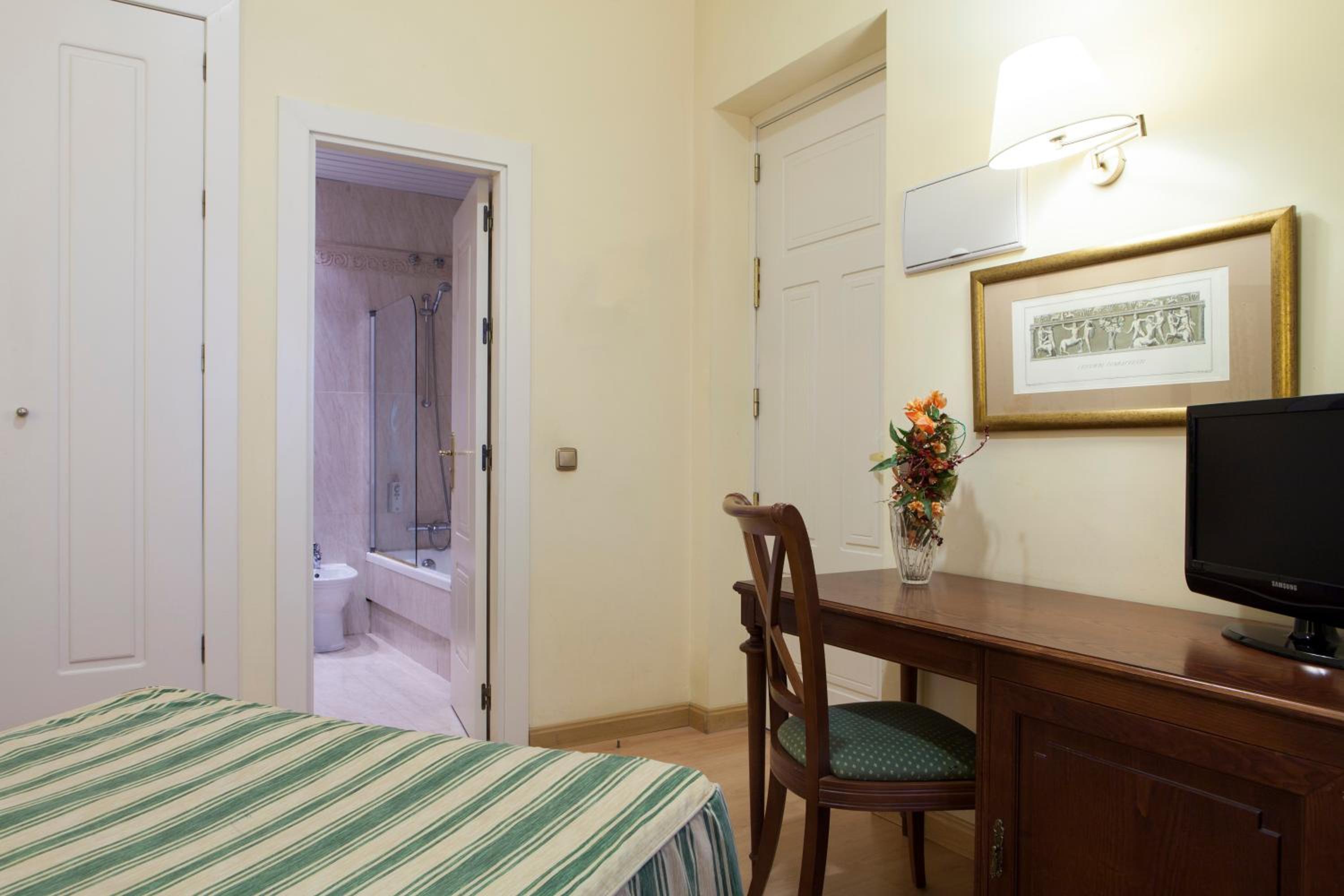 Double or Twin Room - Photo 4