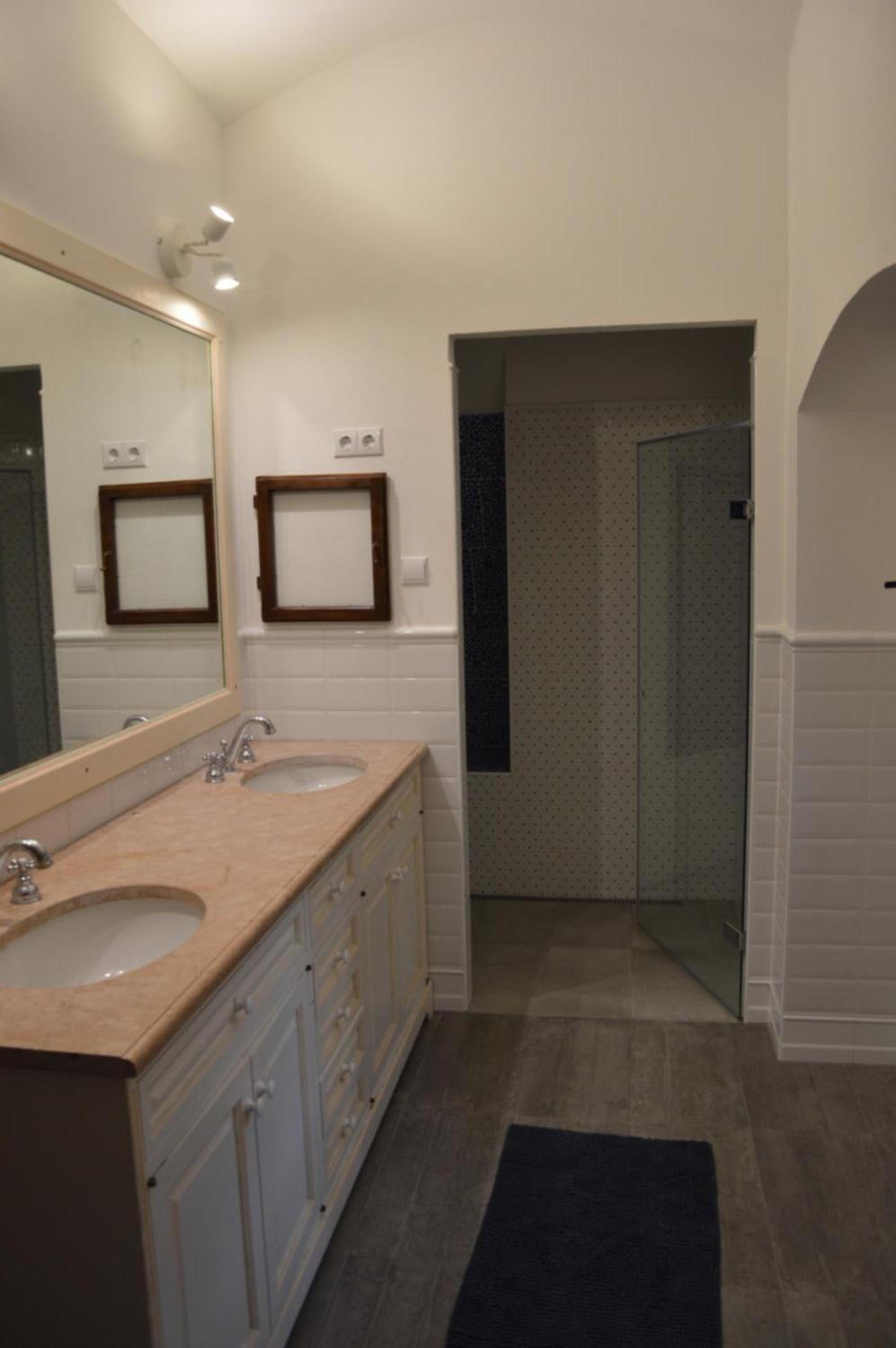 Double Room with Cot Available - Photo 3