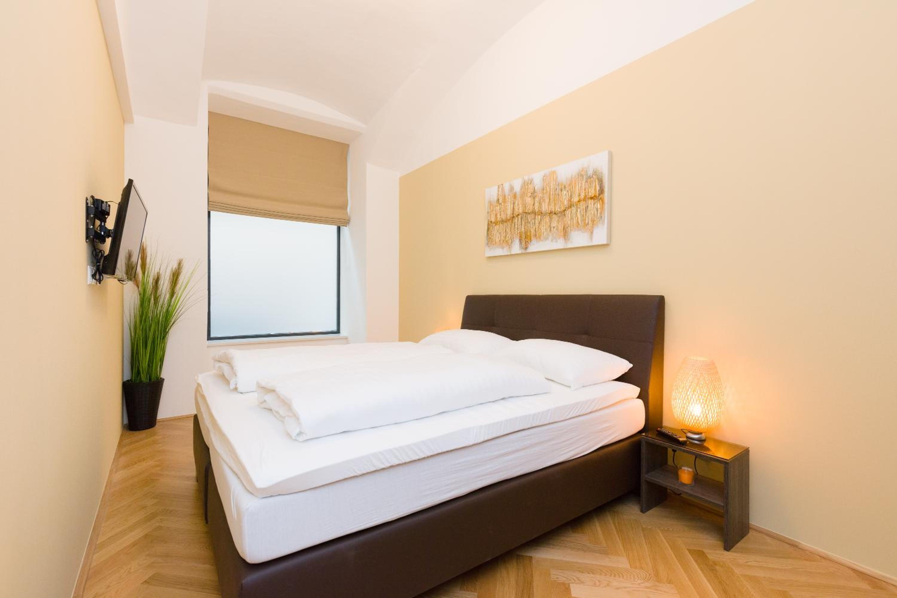One-Bedroom Apartment Top 4F
