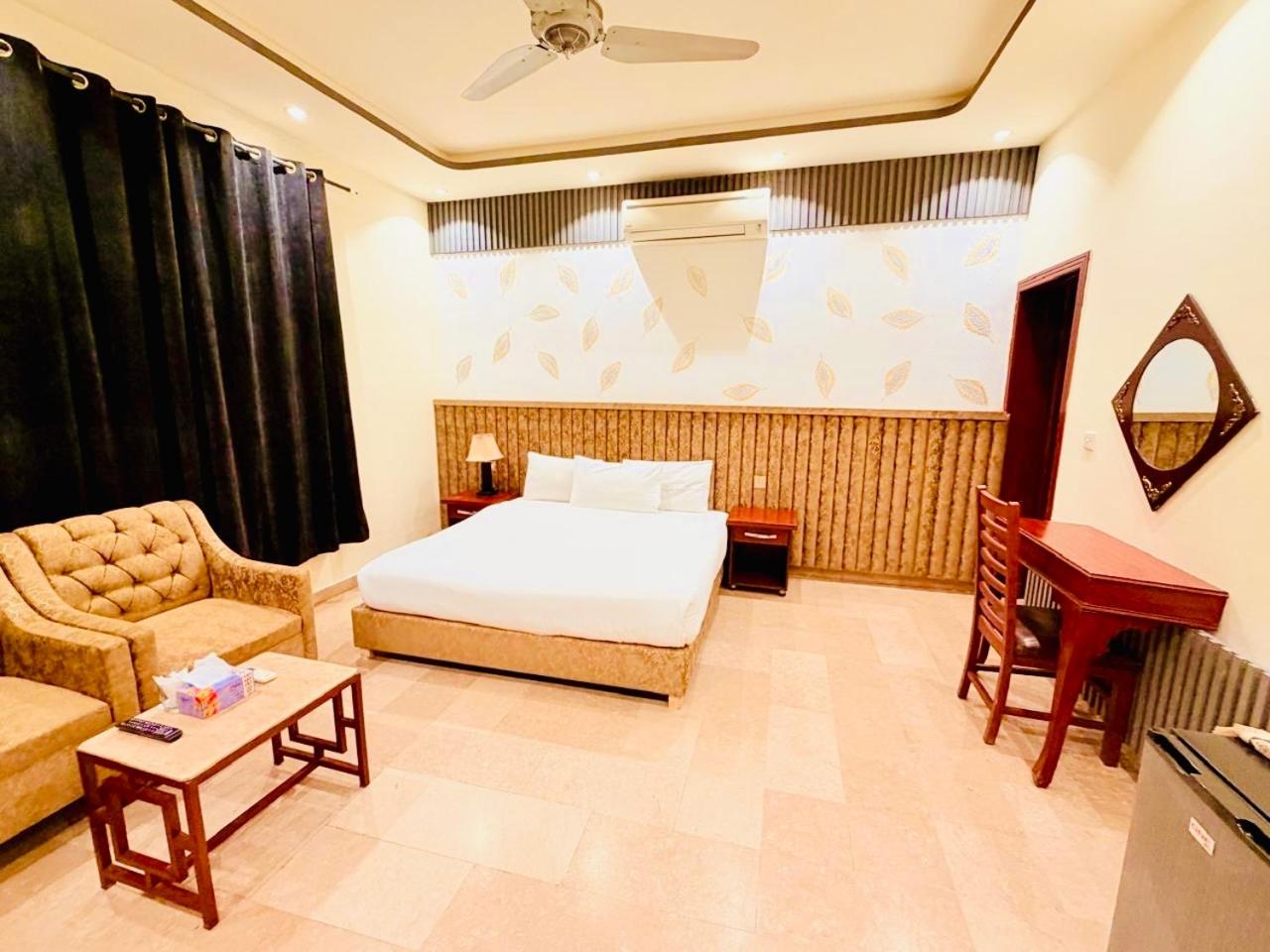 Queen Room photo 2