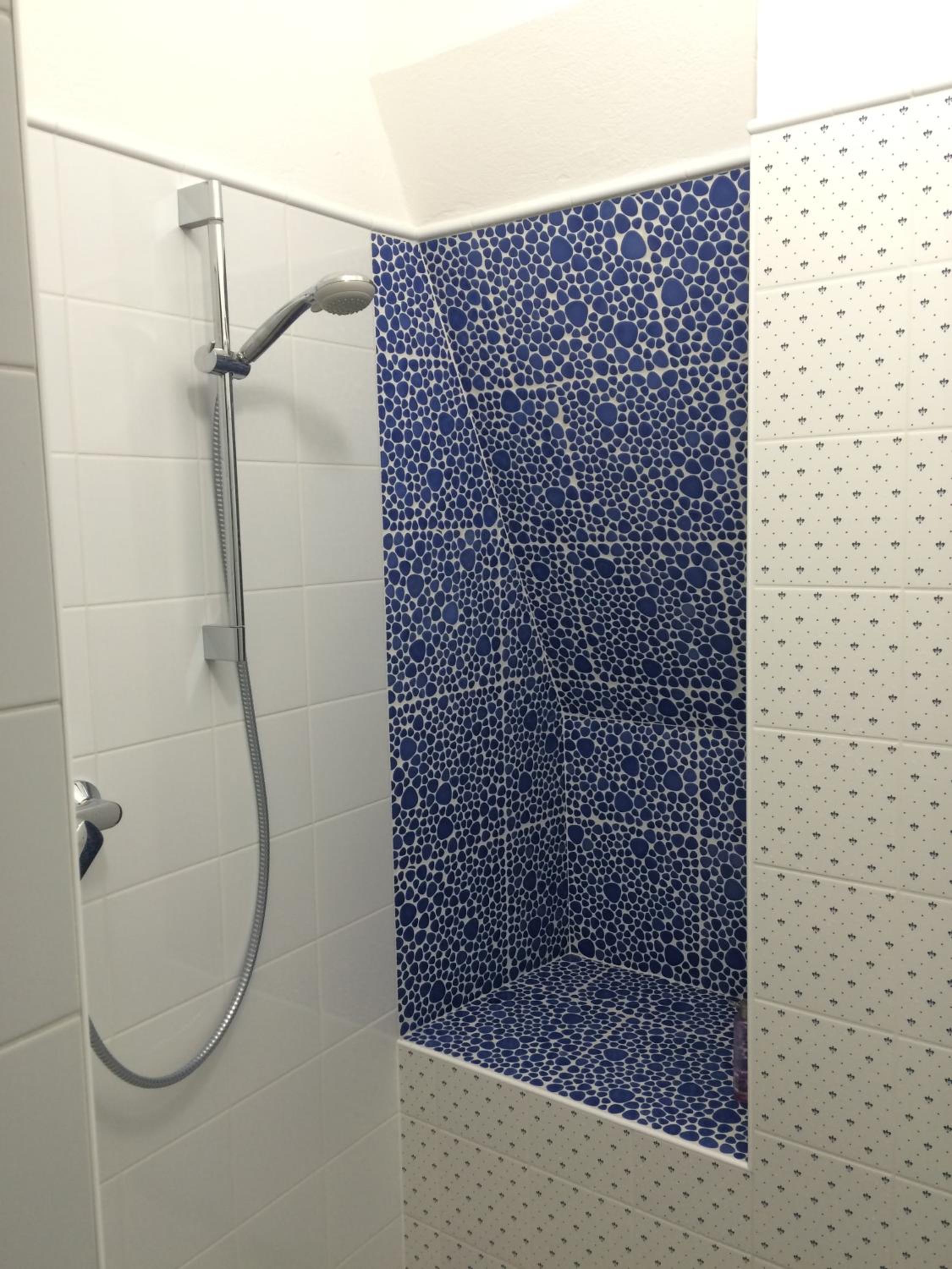 Double Room with Cot Available - Photo 9