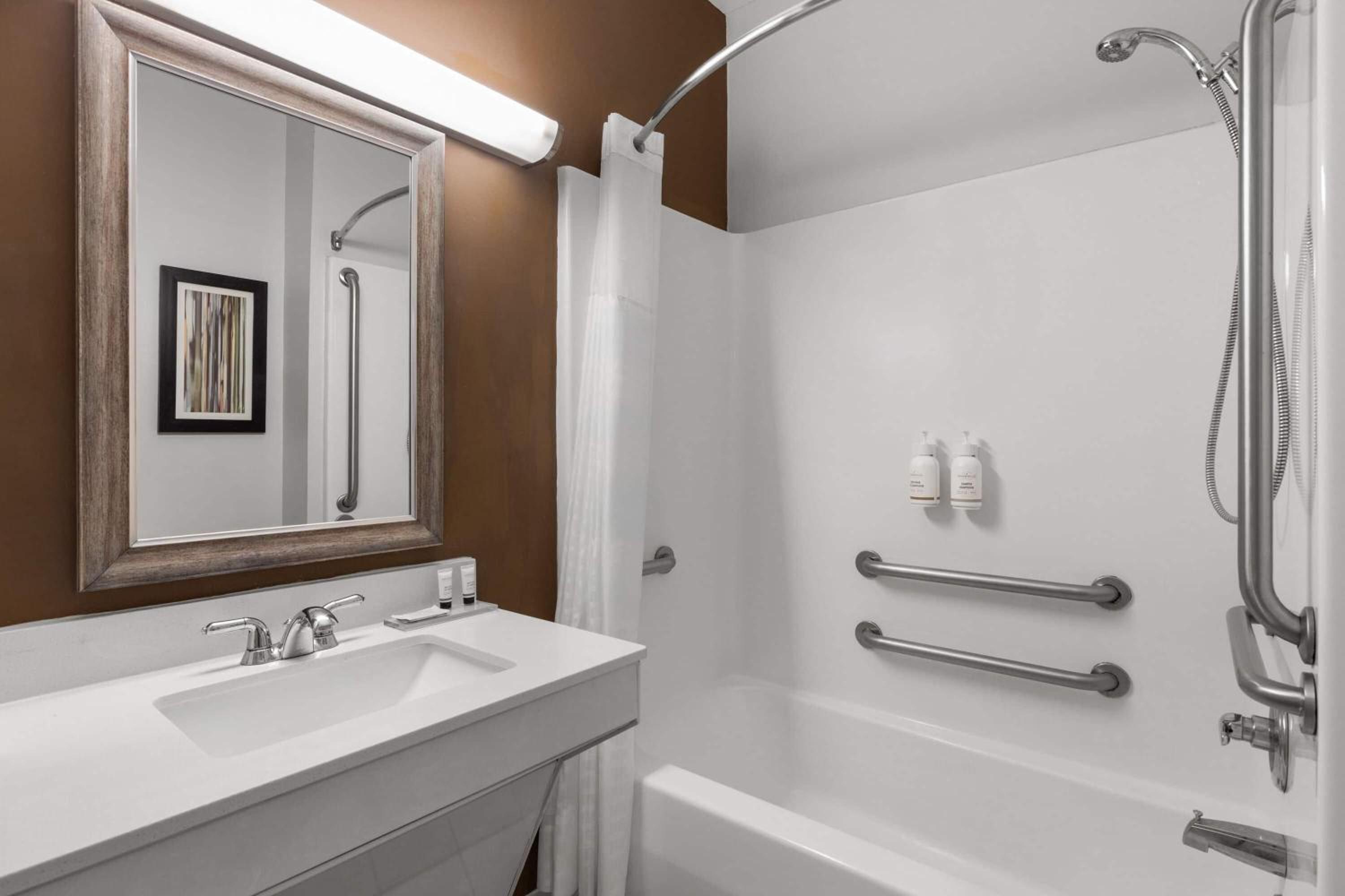 King Room with Bath Tub - Mobility Accessible/Non-Smoking - Photo 1