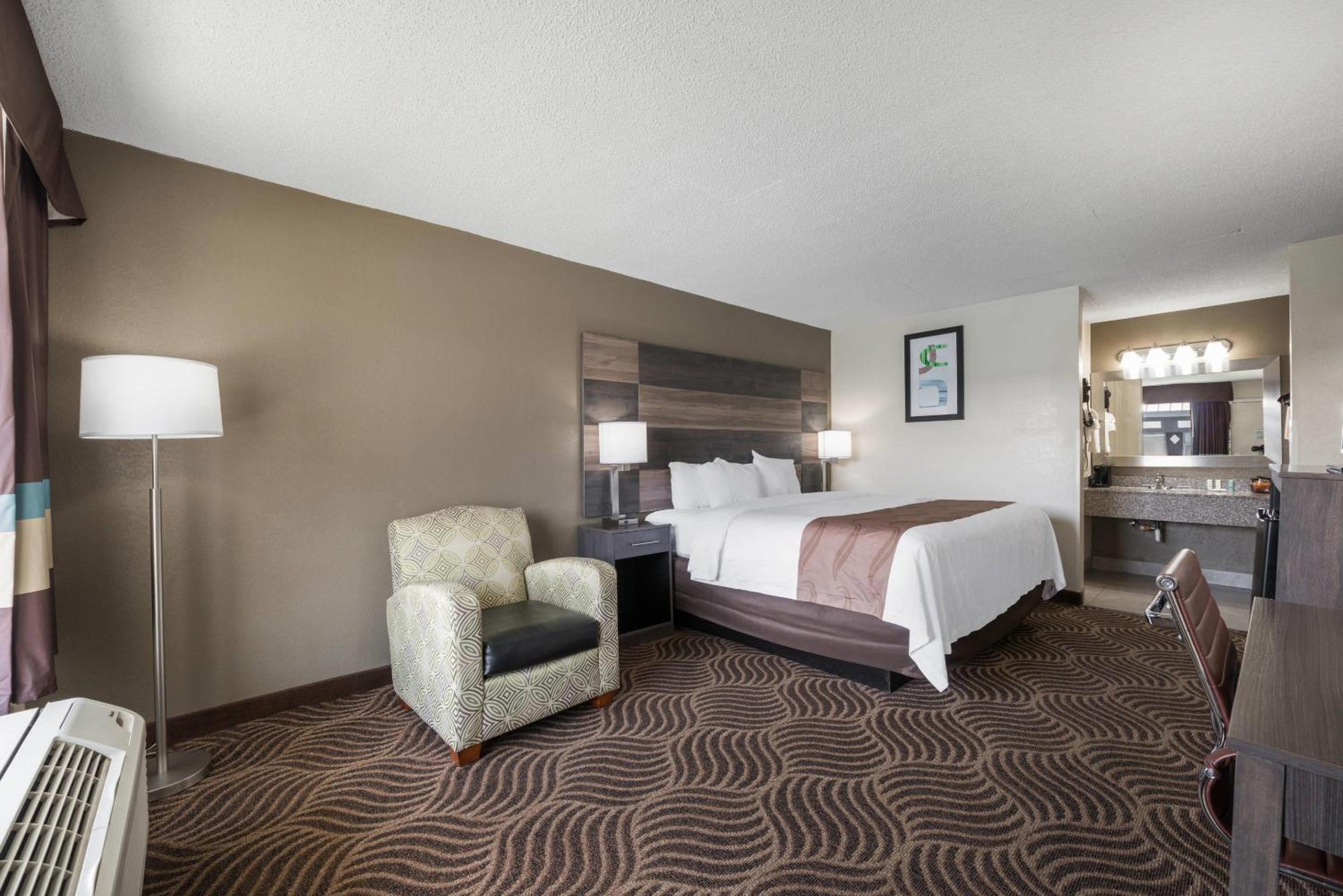 King Room - Non-Smoking photo 3