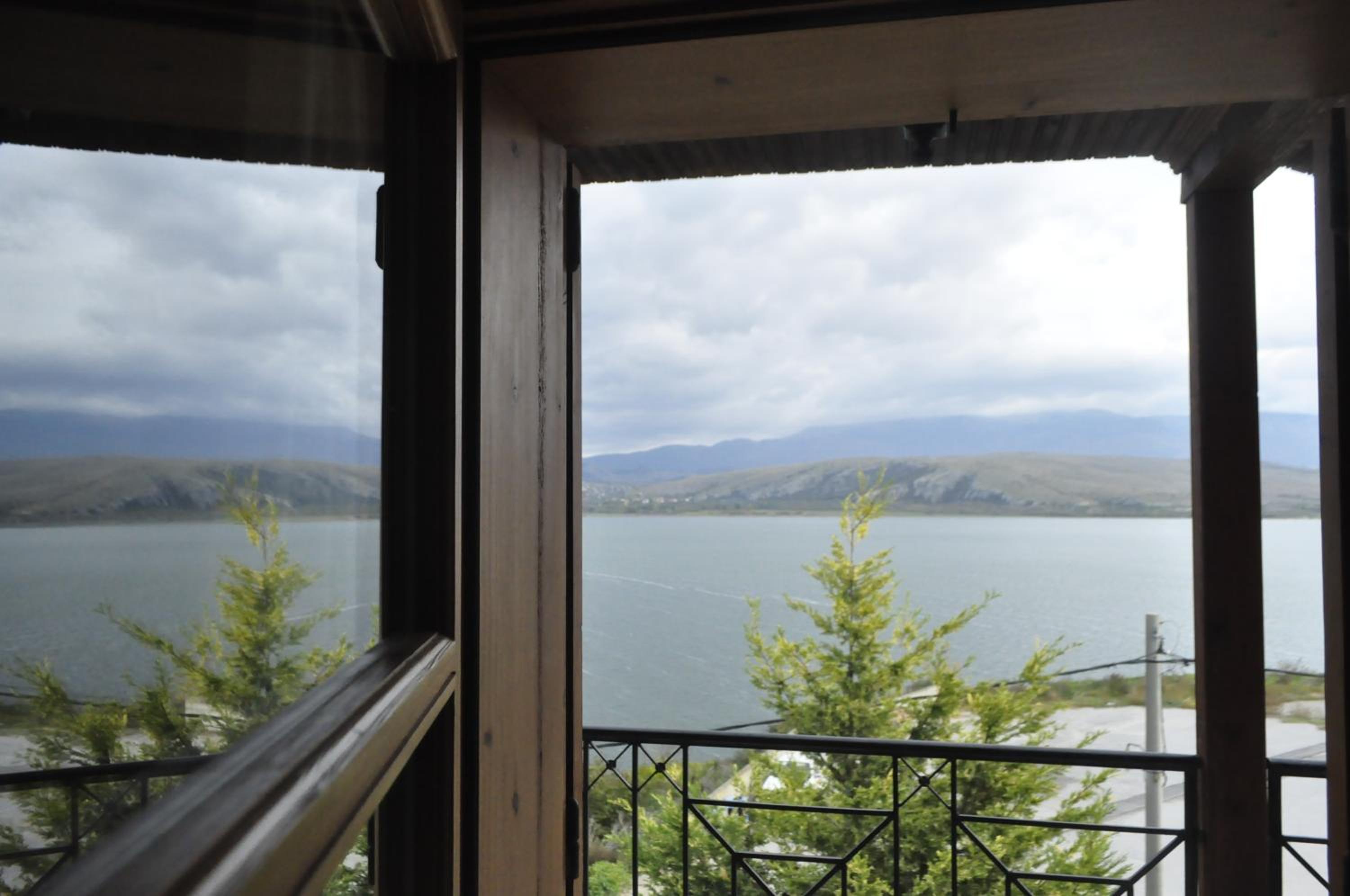 Apartment with Lake View