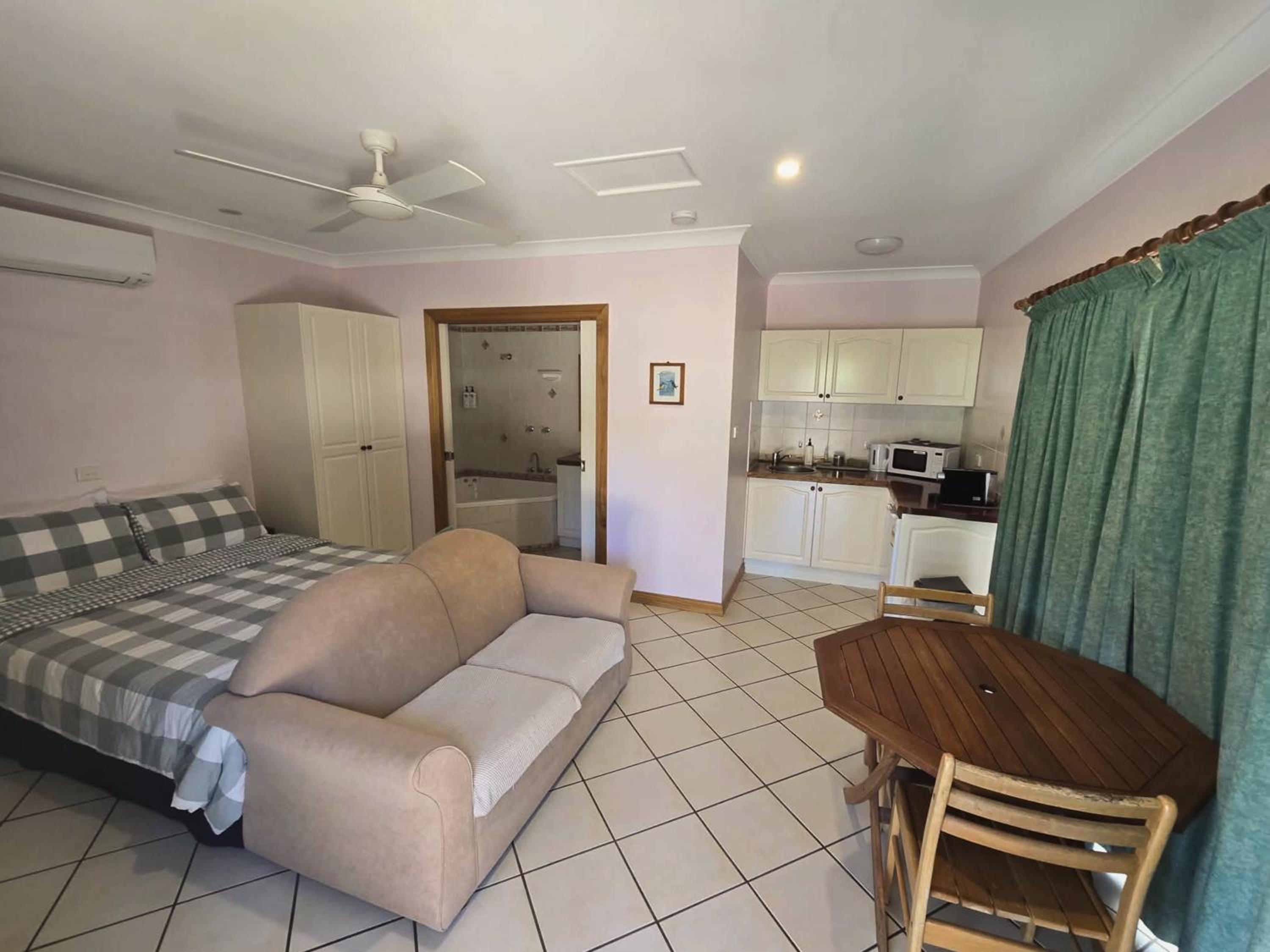 Deluxe Queen Room
