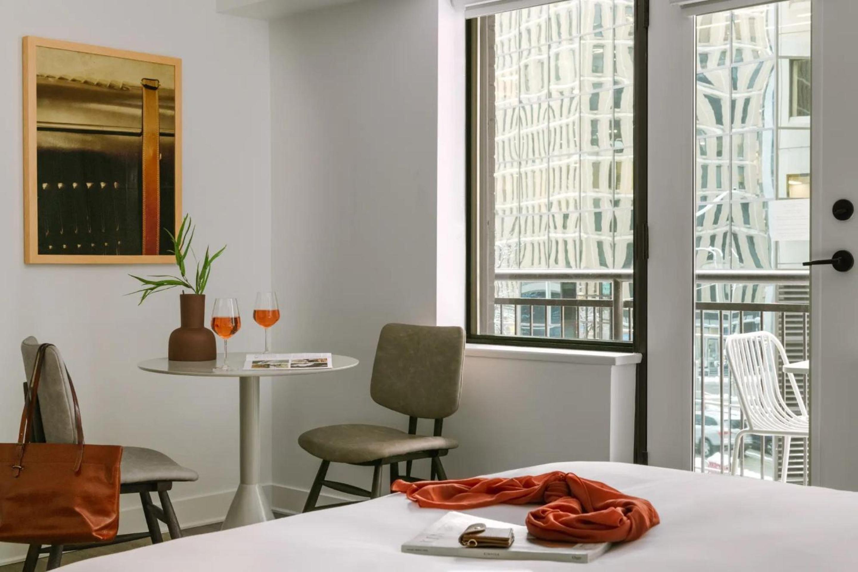 King Room with Balcony and Kitchen - Street View/Non-Smoking photo 3