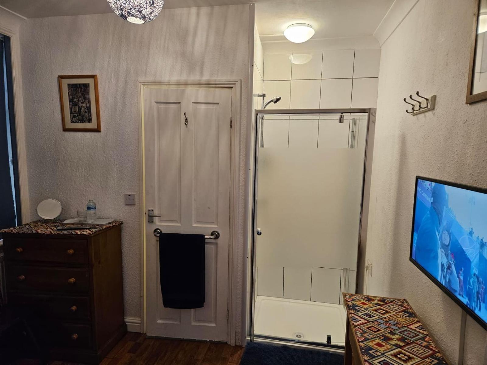 Single Room with Private Bathroom photo 3