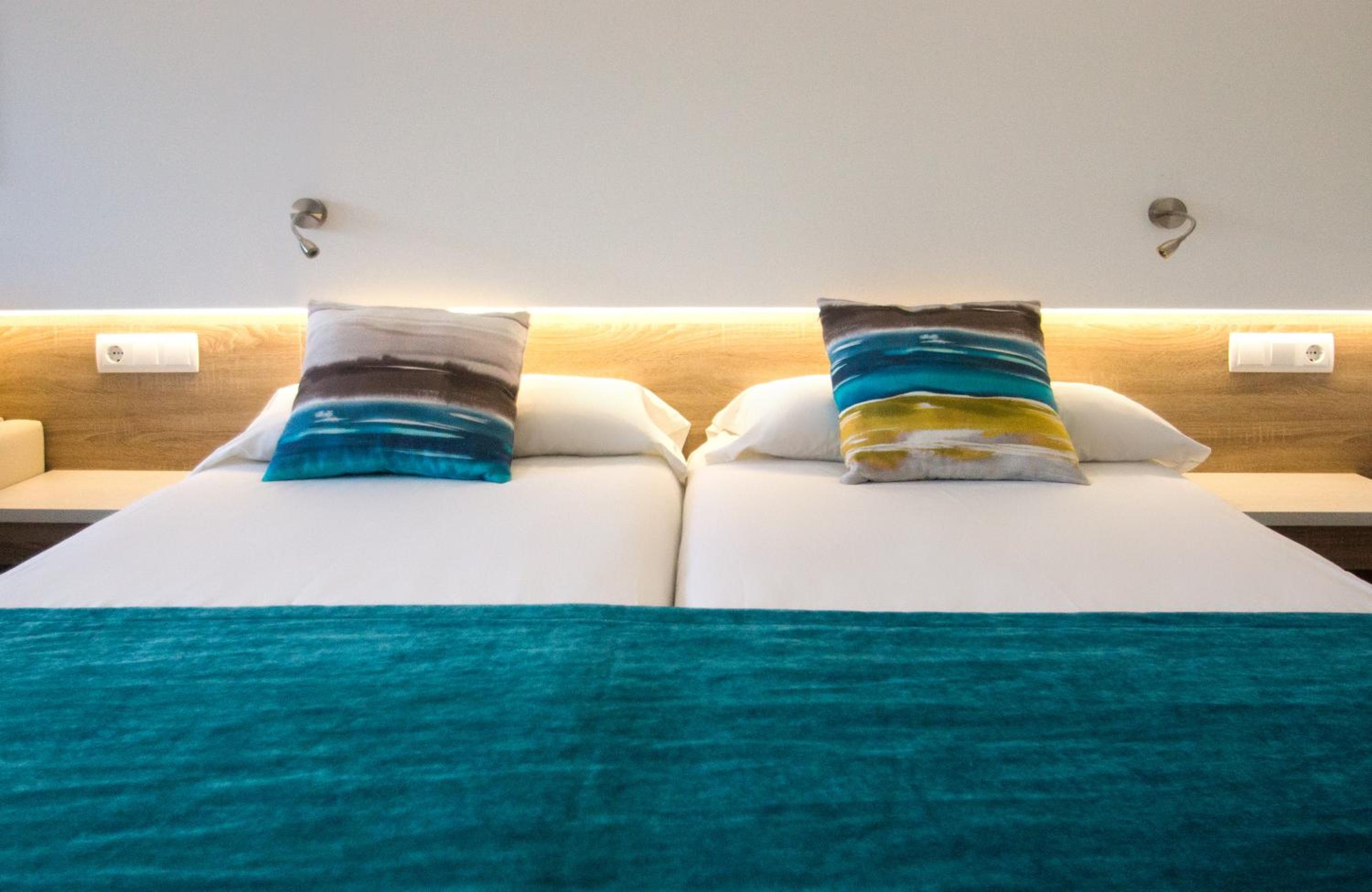 Double or Twin Room with Pool View - Photo 3