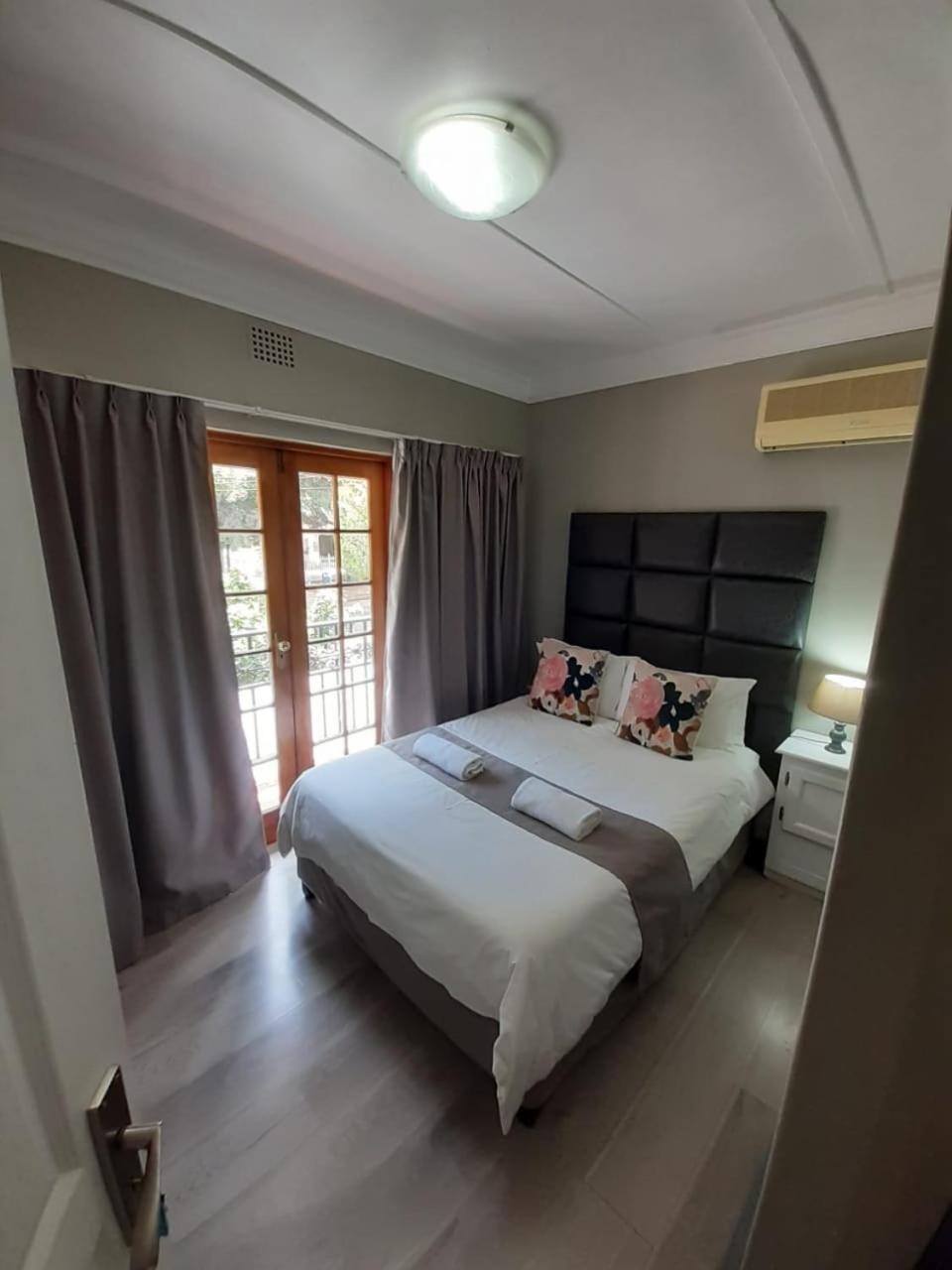 Standard Queen Room photo 2