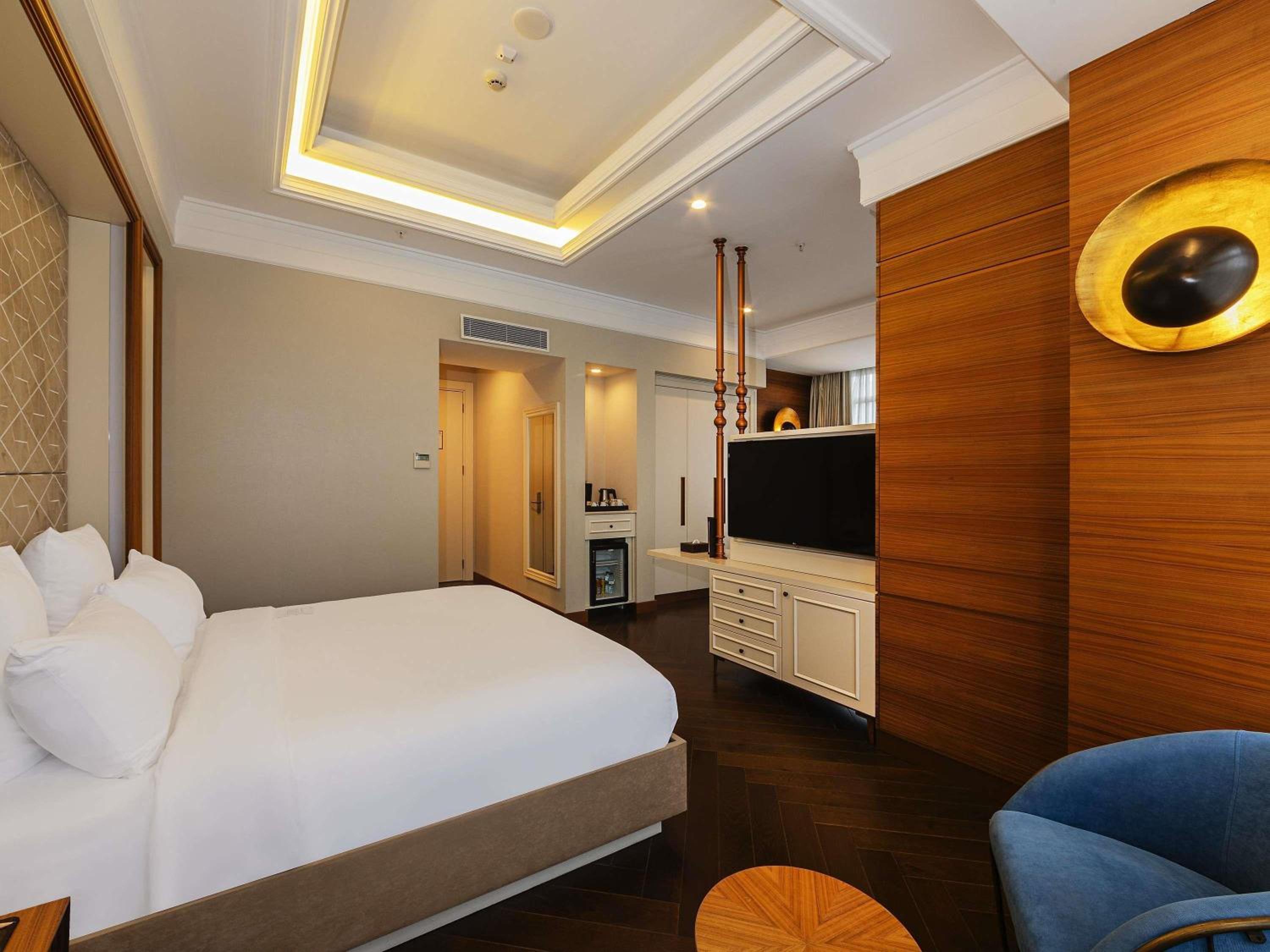 Deluxe King Room with Sofa Bed thumbnail 5