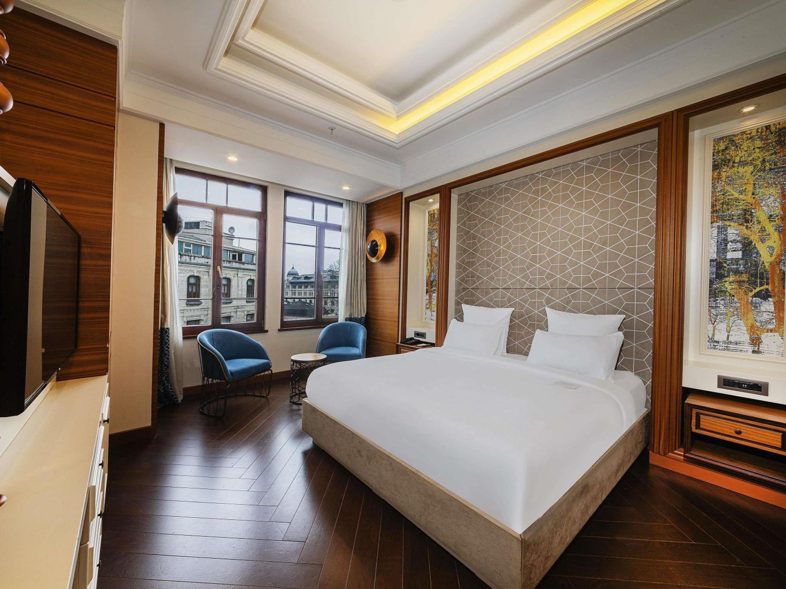 Family King Suite with Two Sofa Beds thumbnail 5