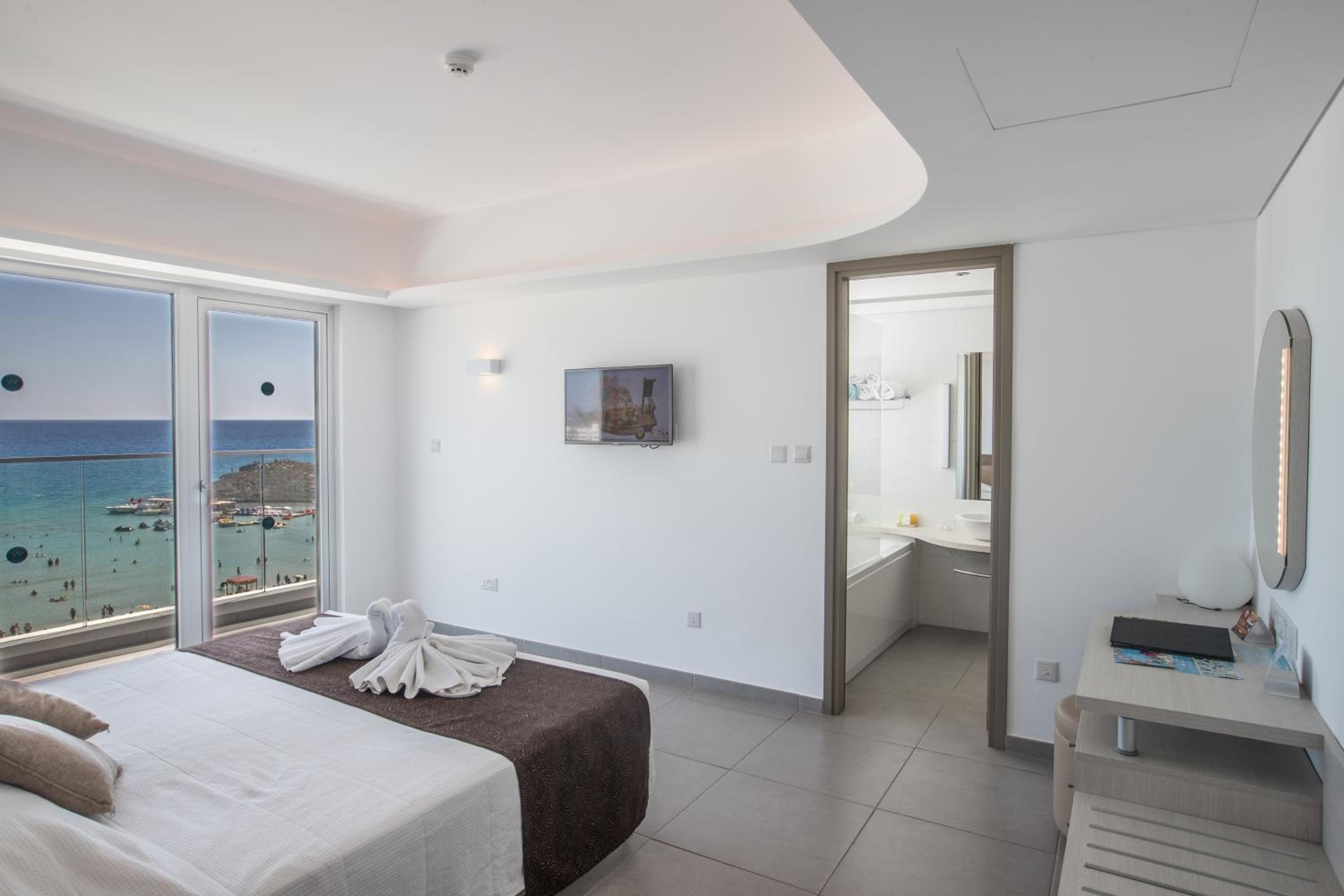 Deluxe Suite with Sea View photo 3
