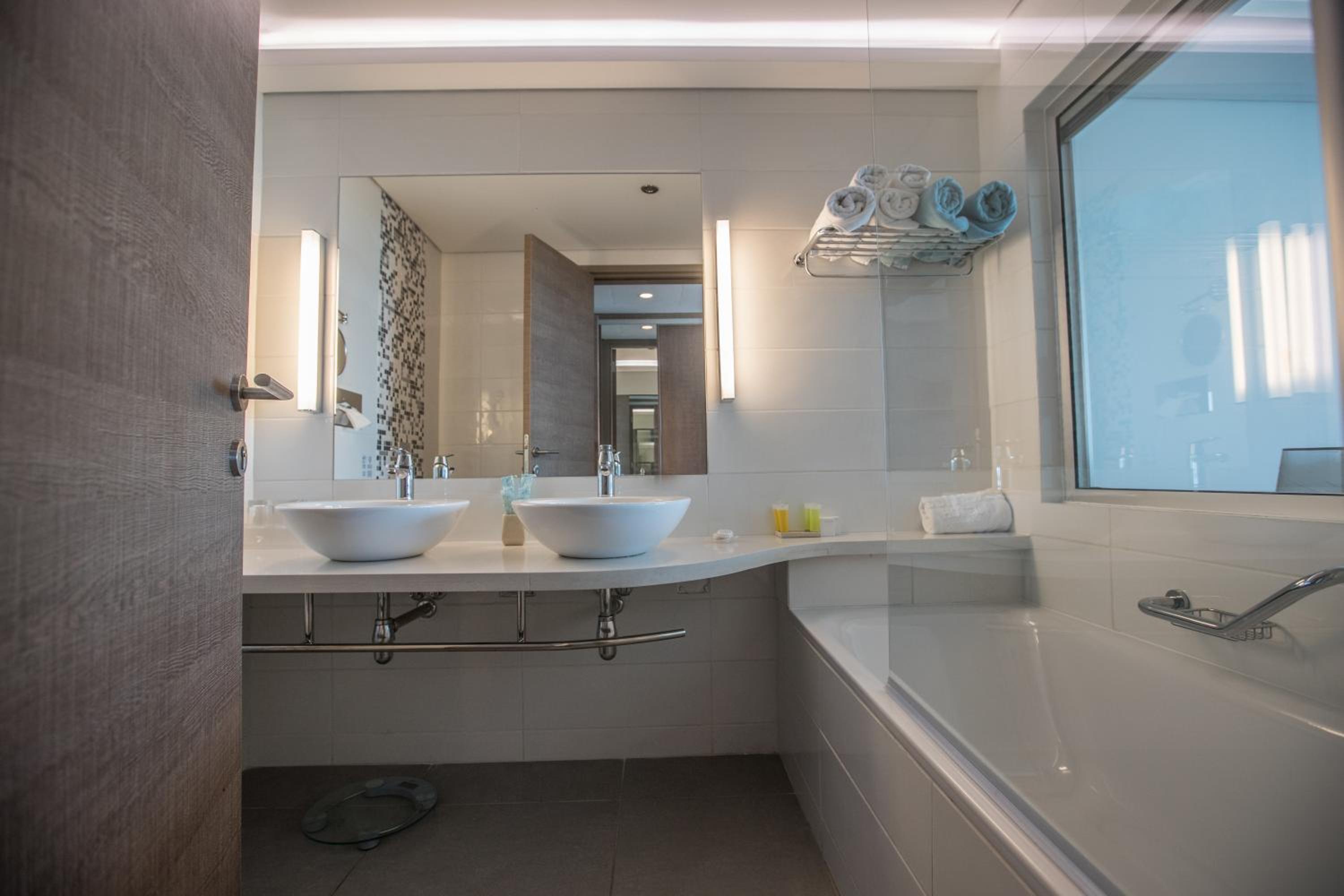 Deluxe Double or Twin Room with Side Sea View photo 3