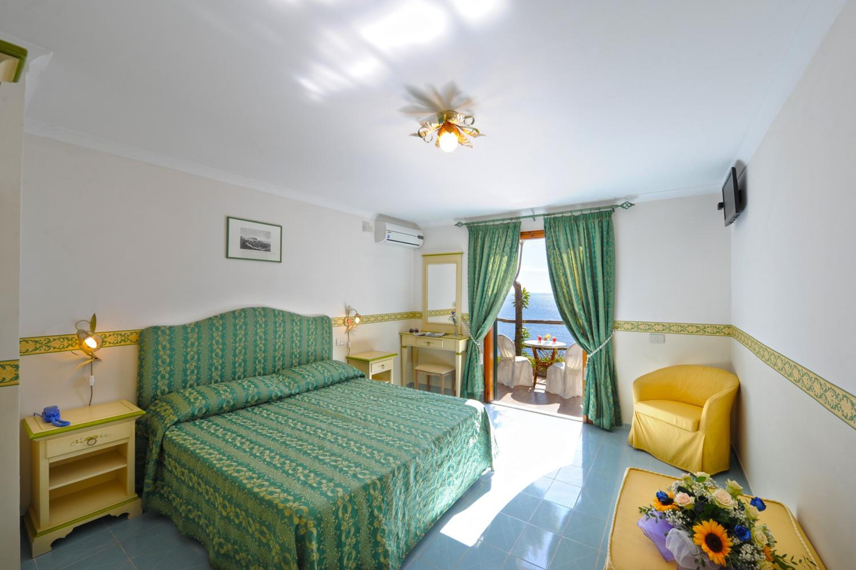Family Room with Sea View - Photo 3