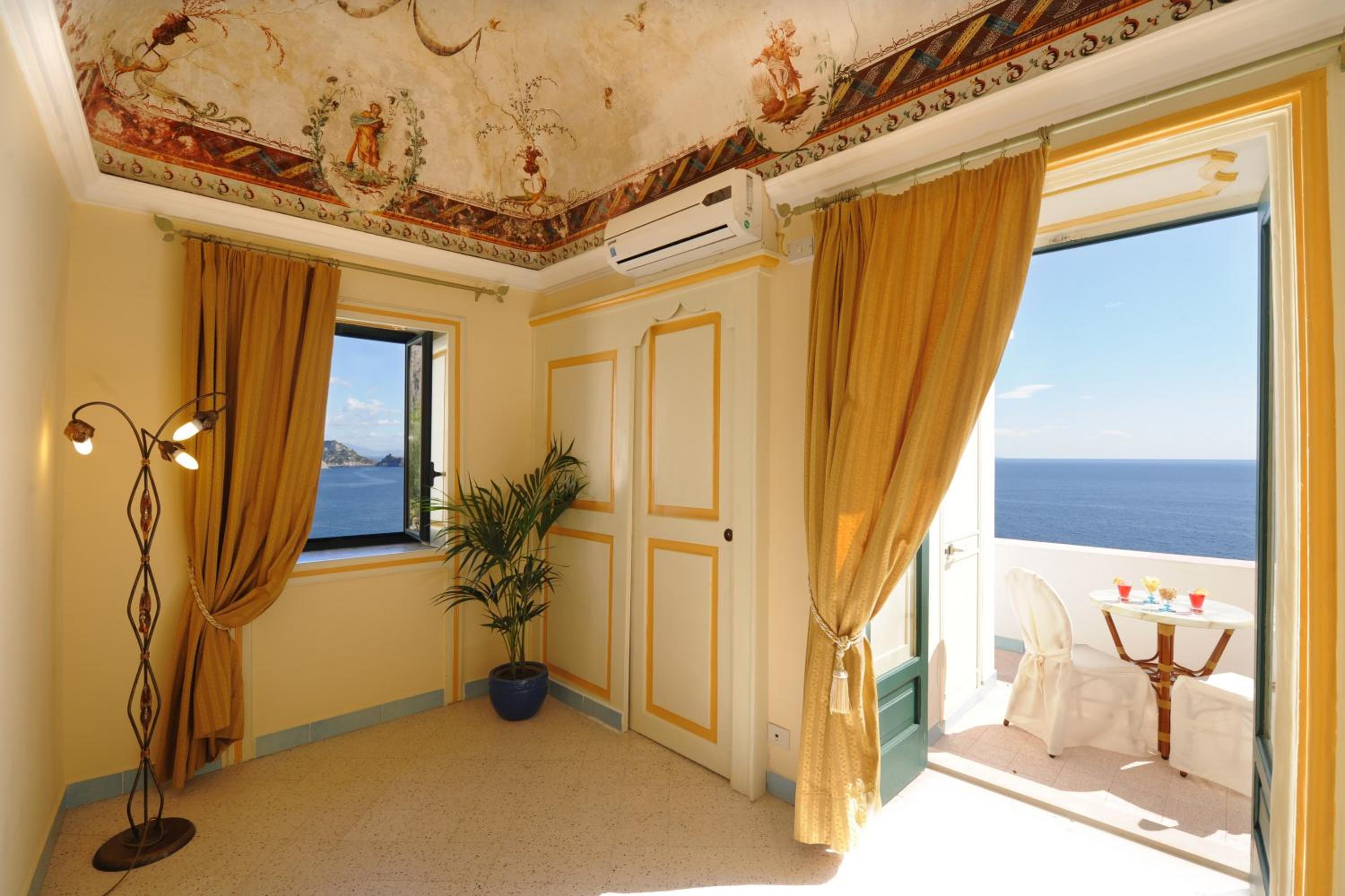 Superior Double Room with Sea View - Photo 3