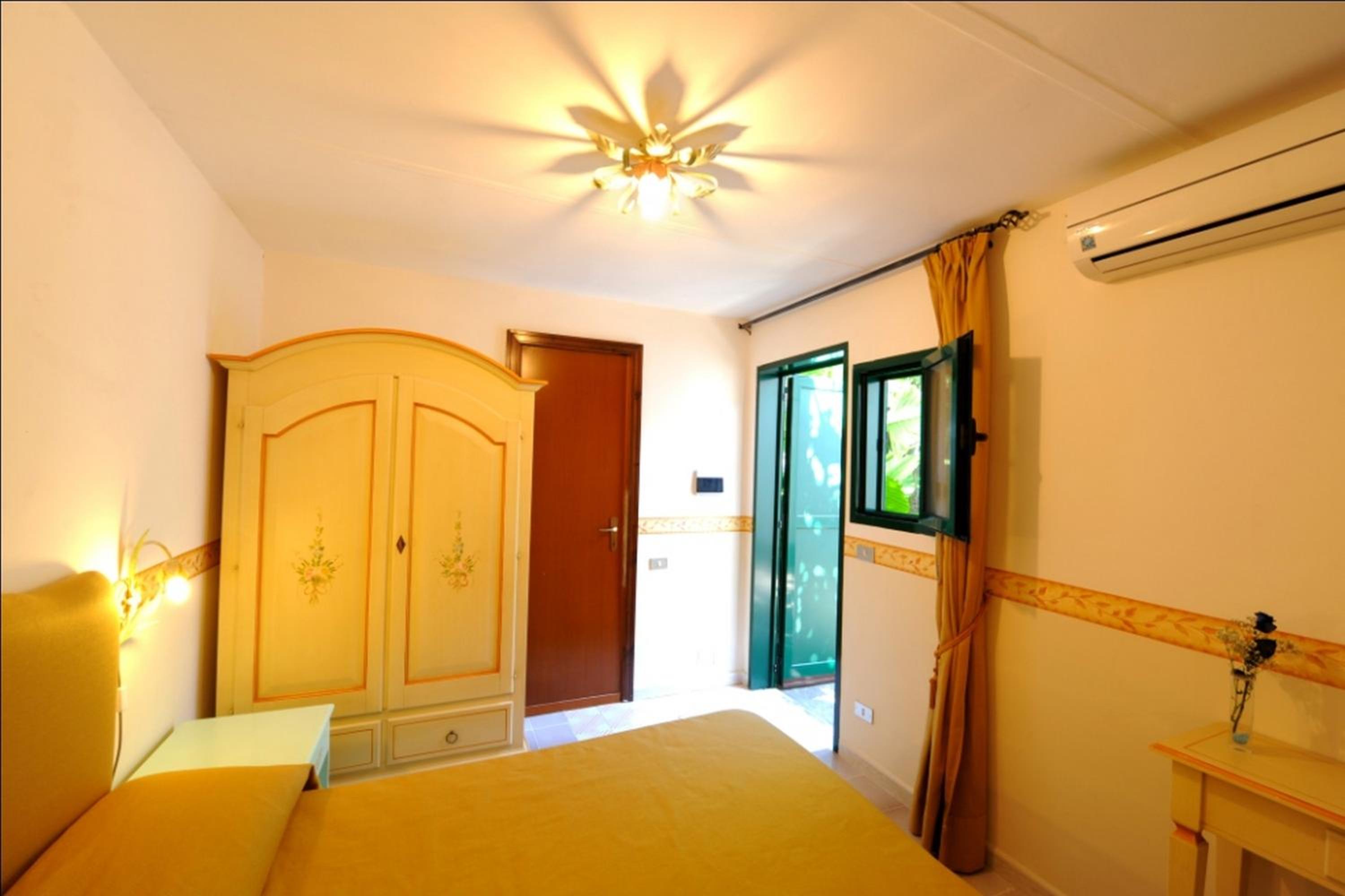 Double Room with Sea View - Photo 1