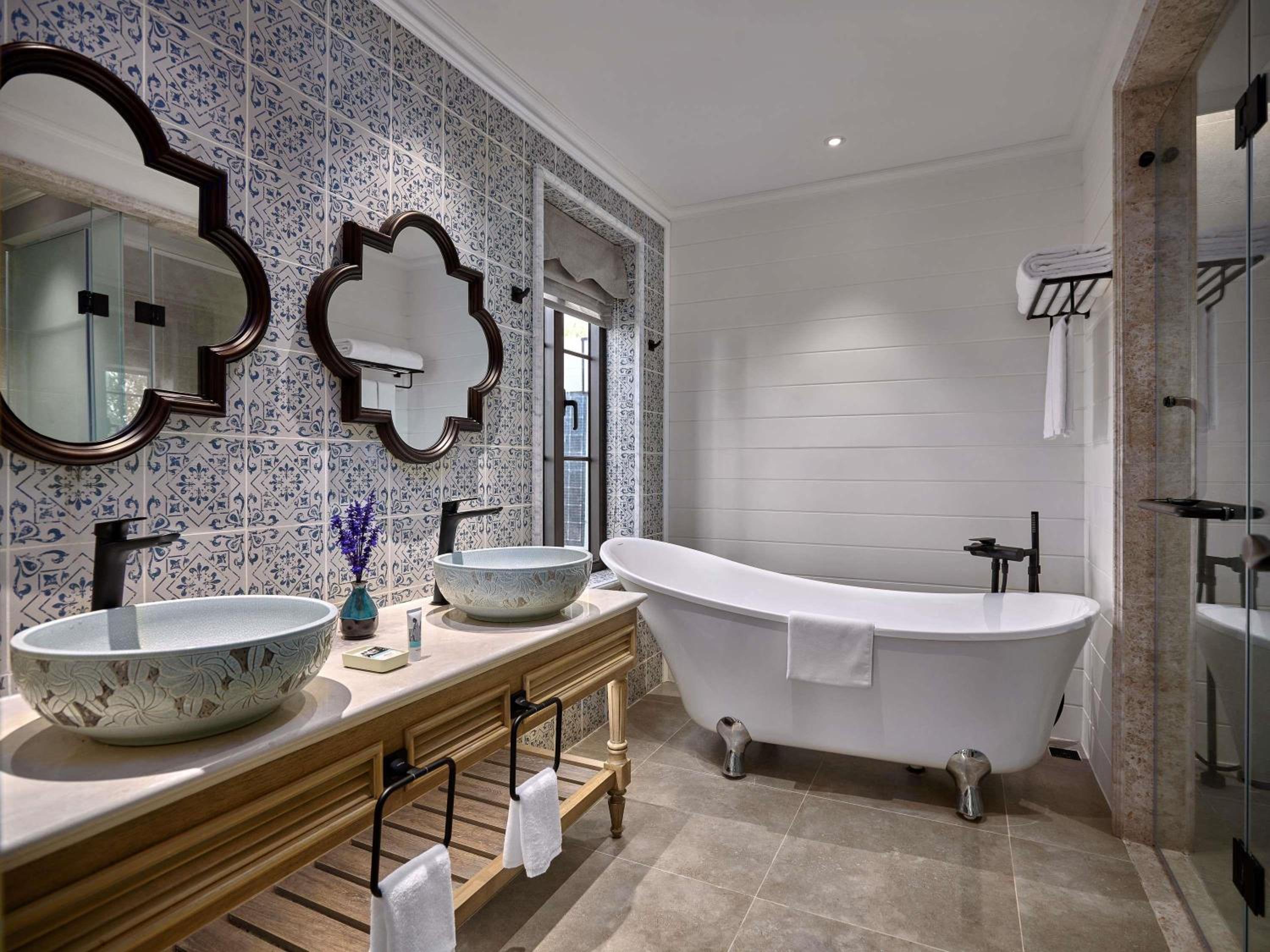 Executive Suite - Photo 11