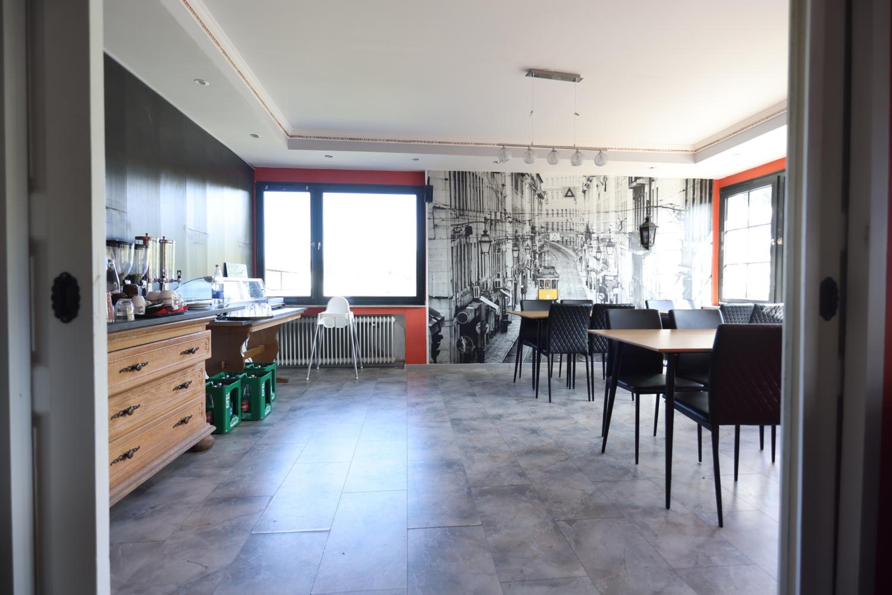 Apartment with Mountain View