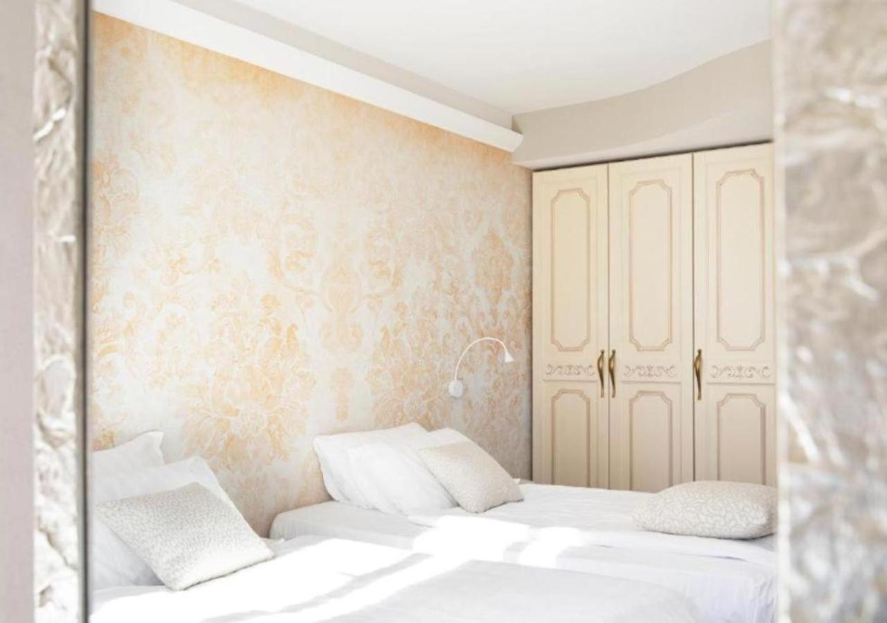 Deluxe Double or Twin Room with Lake View photo 3