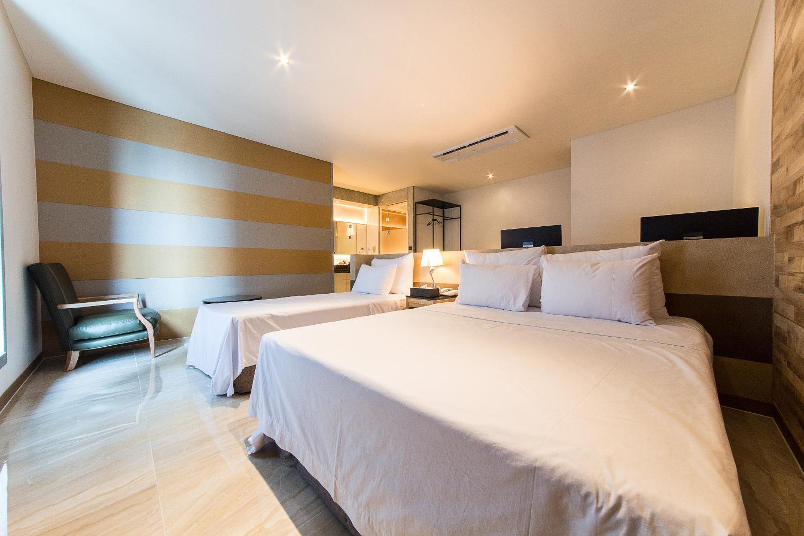Deluxe Twin Room - Photo 11