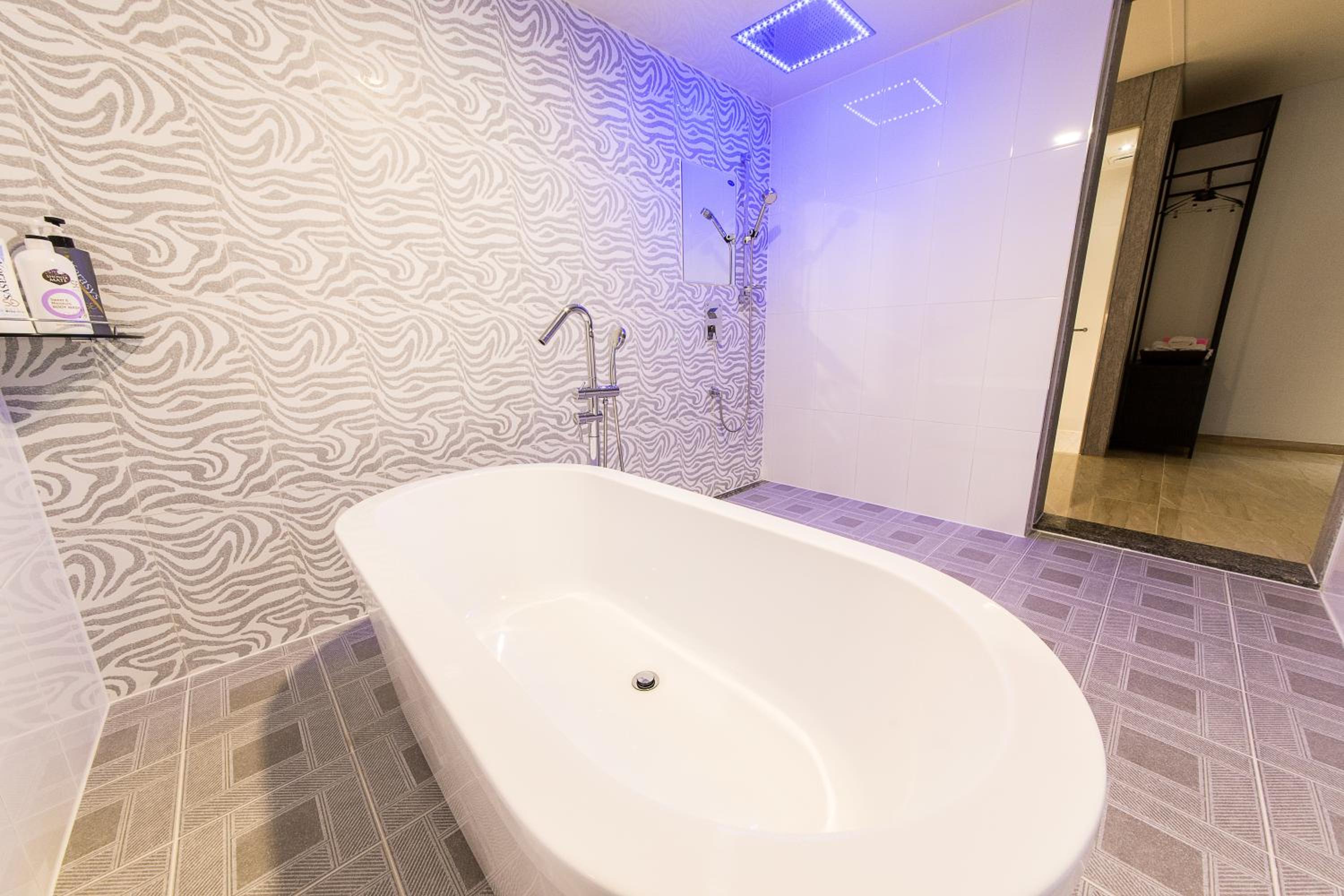 Deluxe Twin Room - Photo 7